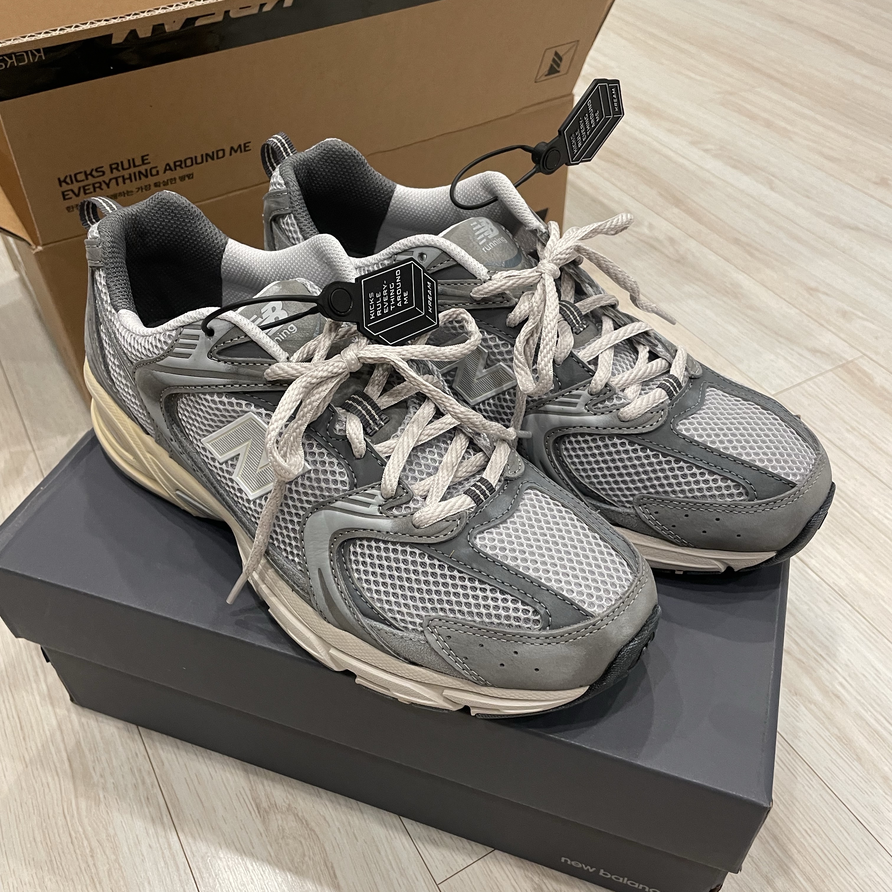 New Balance 530 Premium Vintage Grey Matter 착용 스타일