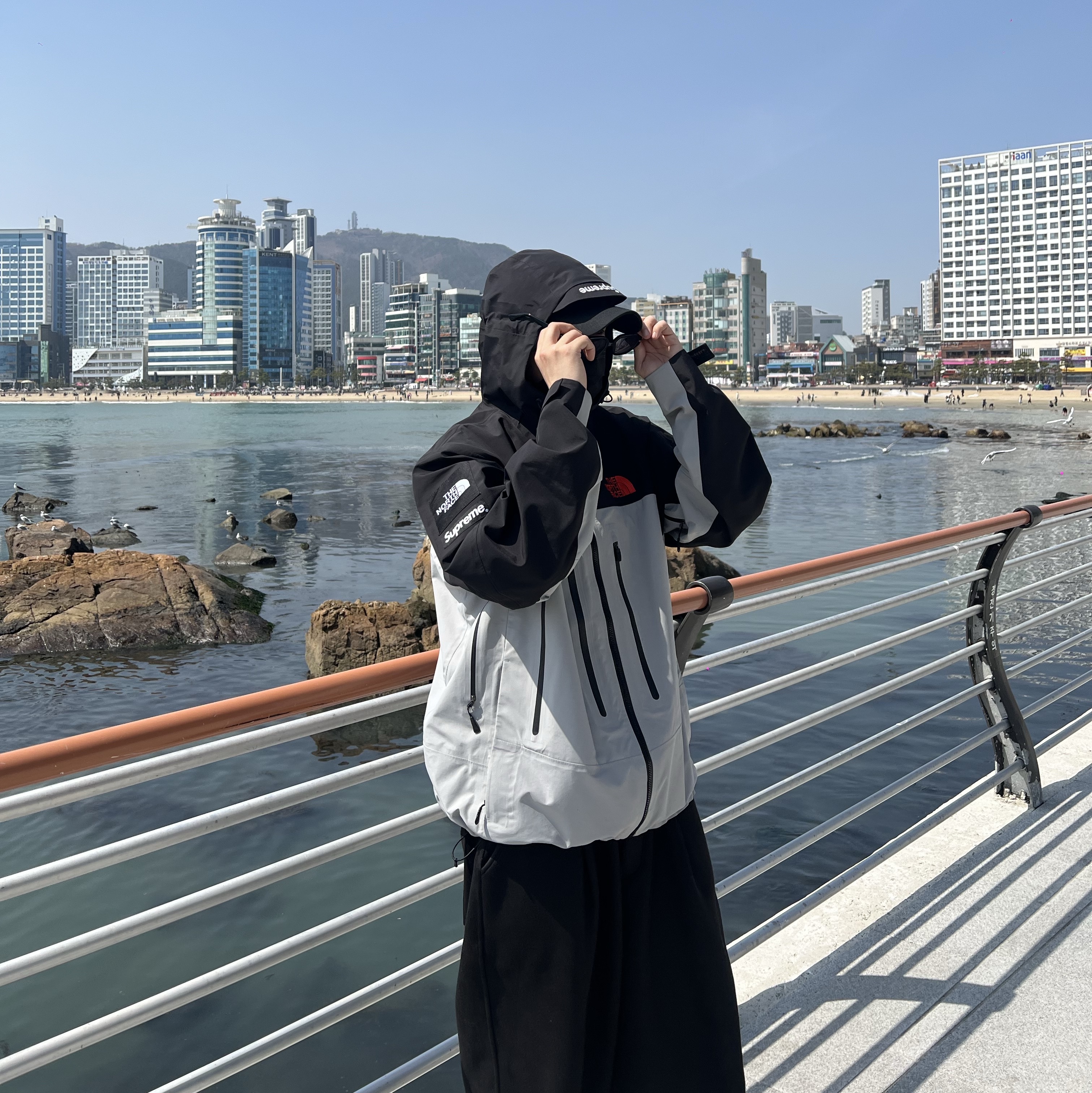 Supreme x The North Face Taped Seam Shell Jacket Grey - 22FW 착용 스타일 - 3