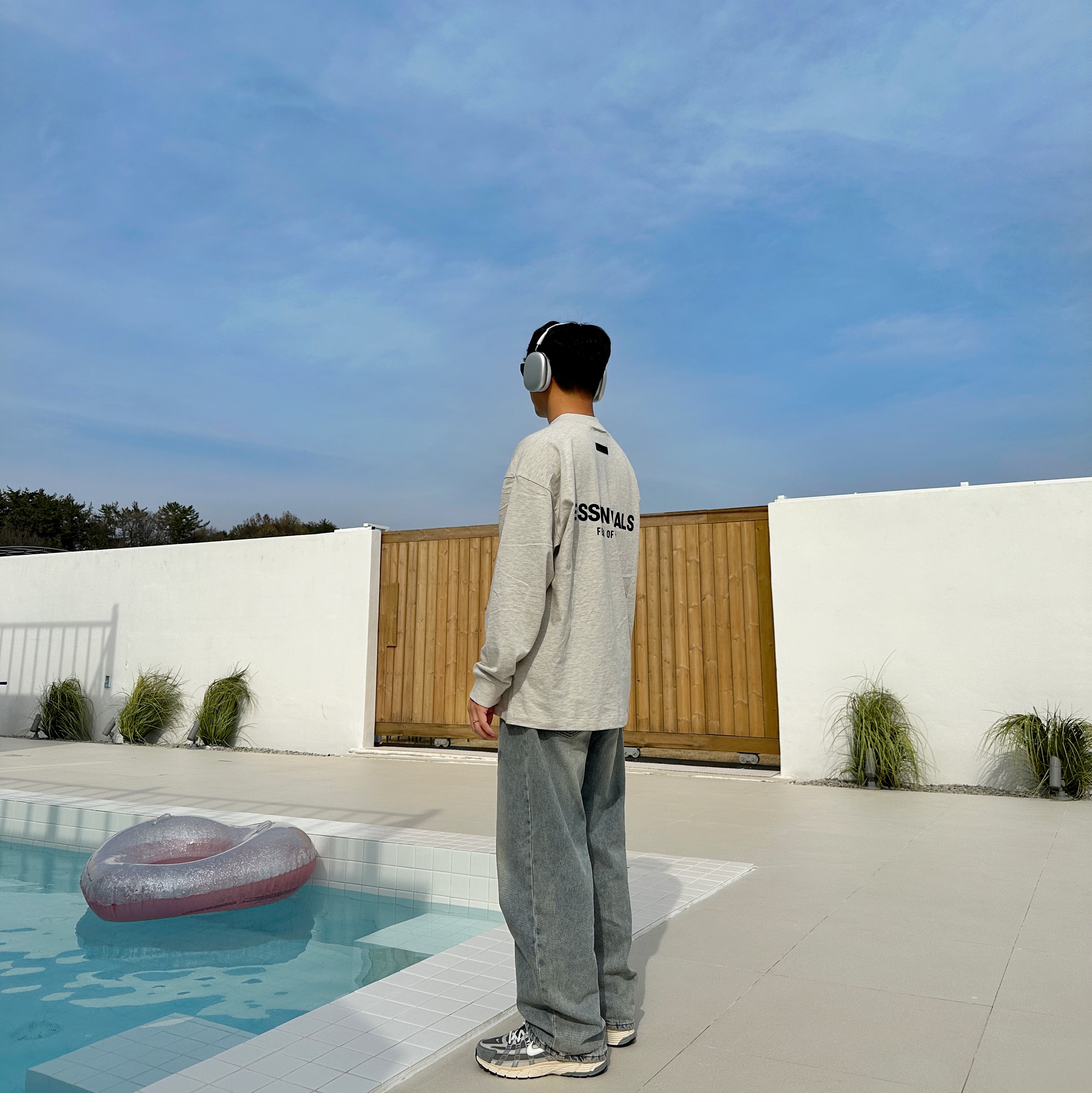 Essentials The Core Collection Long Sleeve T-Shirt Light Oatmeal, Nike P-6000 Flat Pewter Light Iron Ore 착용 스타일 - 1