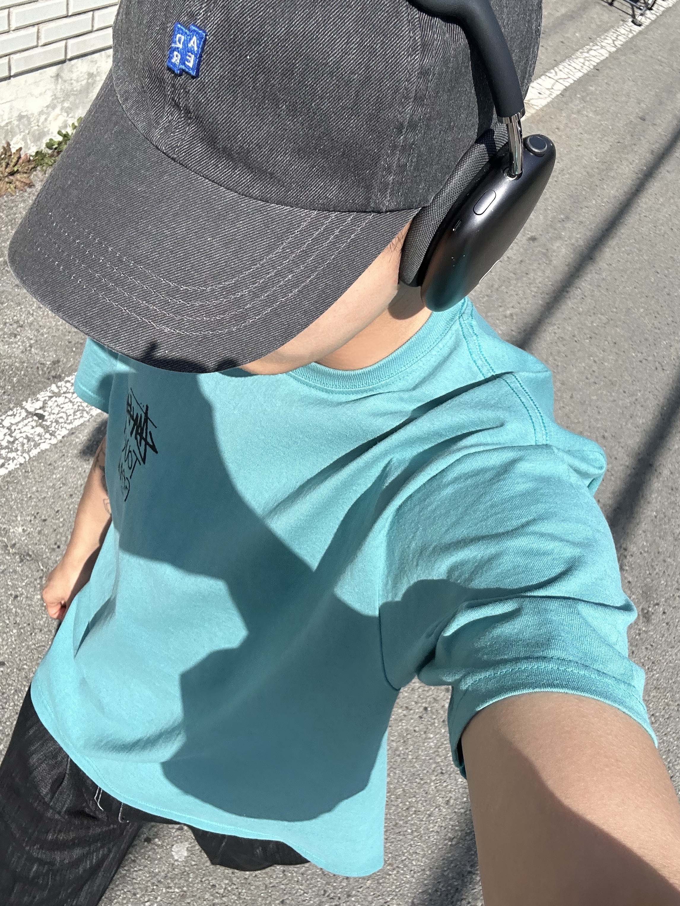 Stussy Tough Gear T-Shirt Ocean, Ader Error Sig; TRS Tag Cap 01 Charcoal 착용 스타일