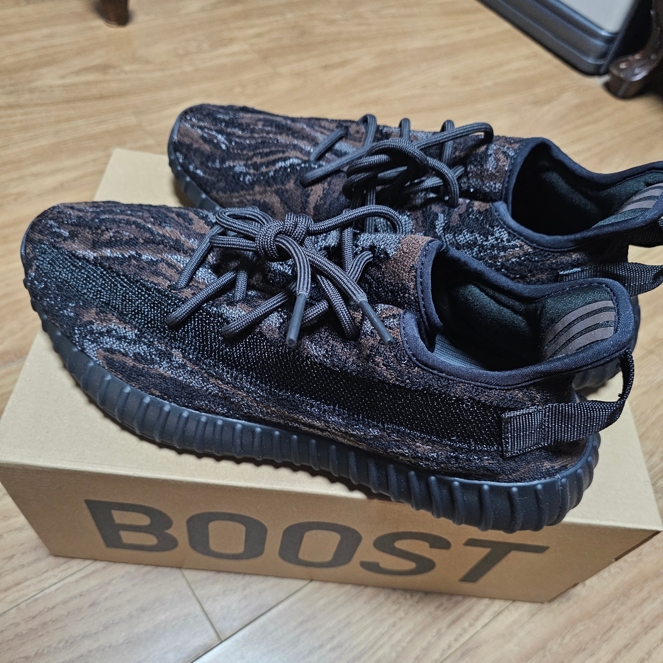 Adidas Yeezy Boost 350 V2 MX Rock 착용 스타일