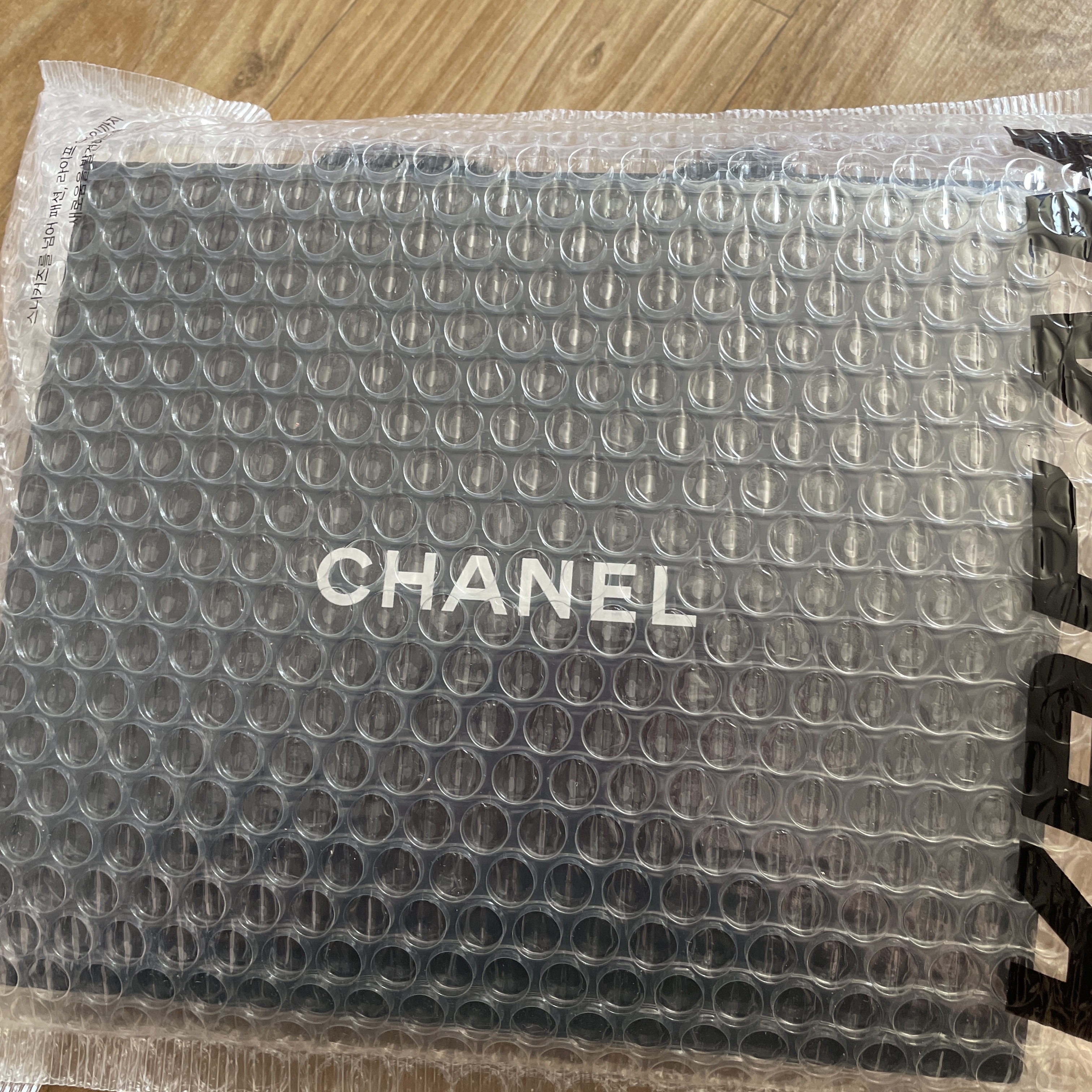 Chanel Classic Card Holder Grained Calfskin & Gold Black 착용 스타일 - 1