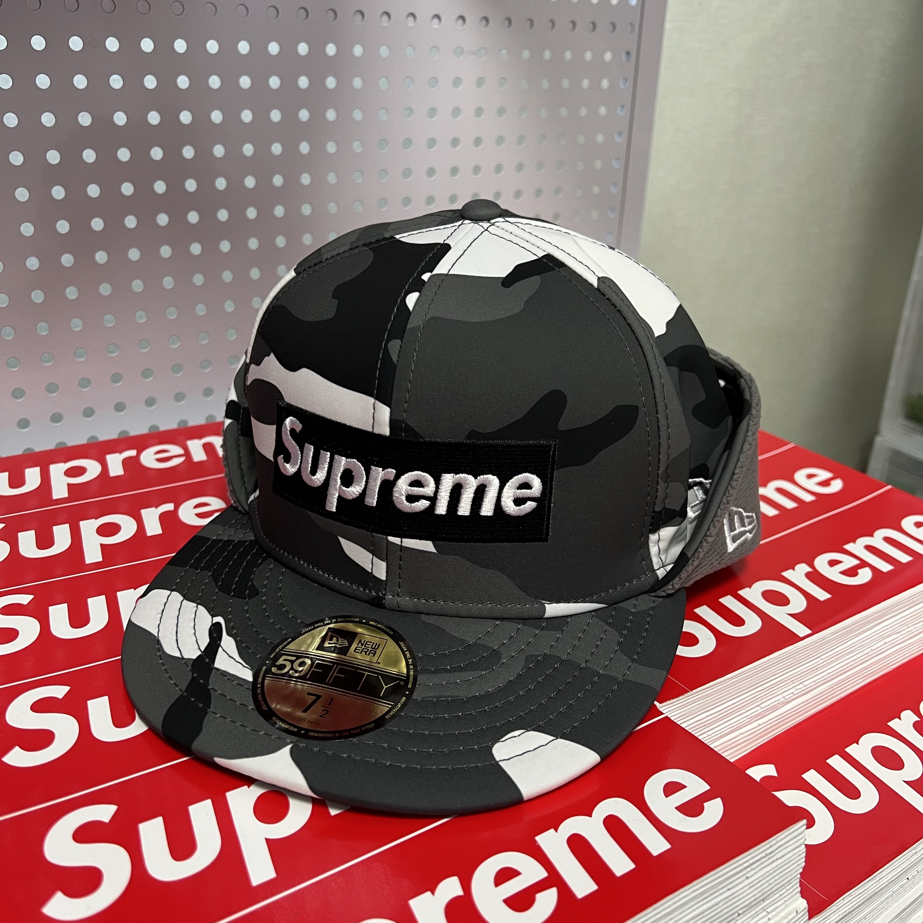 Supreme Windstopper Earflap Box Logo New Era Camo - 20FW 착용 스타일 - 1