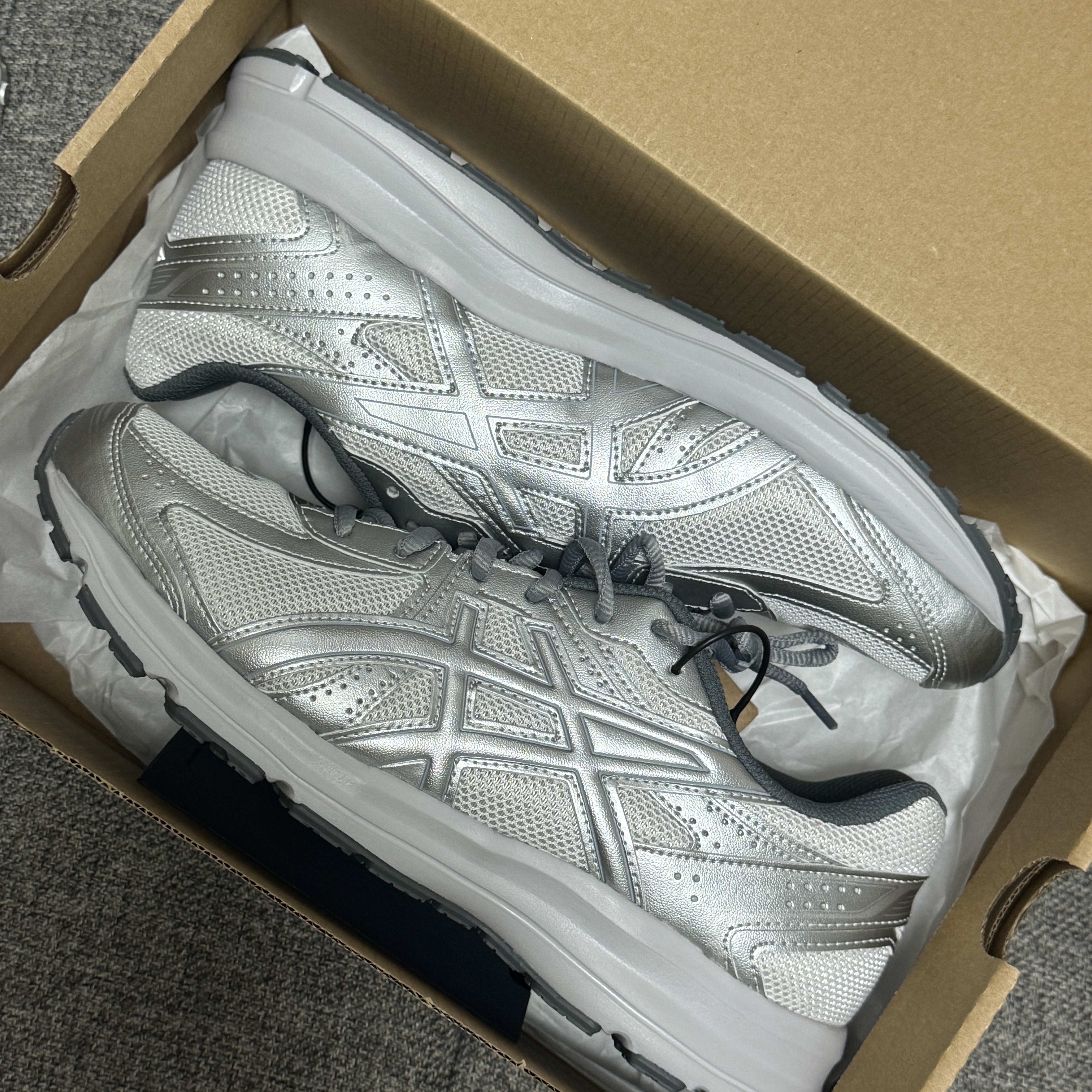 Asics Jog 100 S SMU Glacier Grey Pure Silver - 2E Wide 착용 스타일 - 3