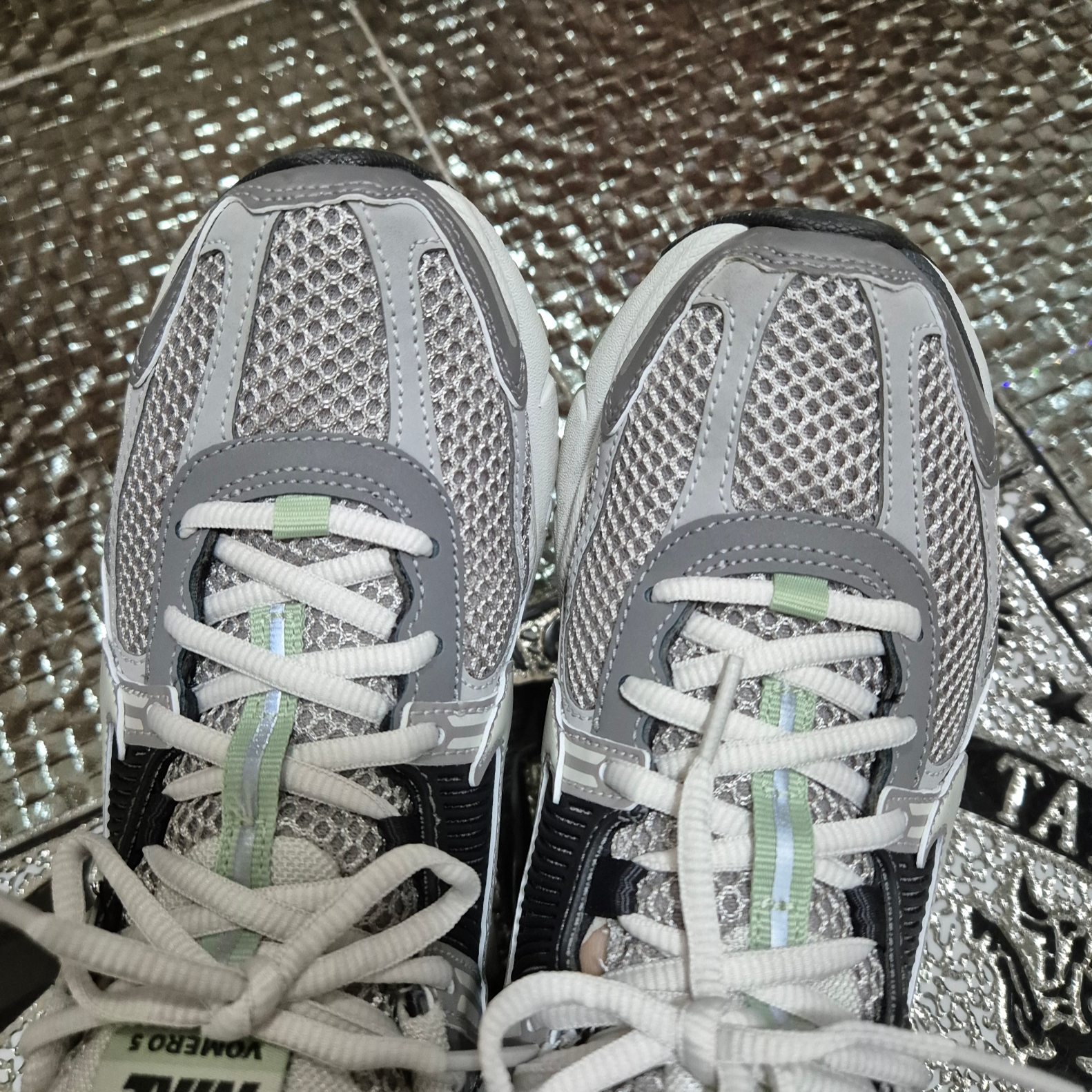(W) Nike Zoom Vomero 5 Cobblestone and Flat Pewter 착용 스타일