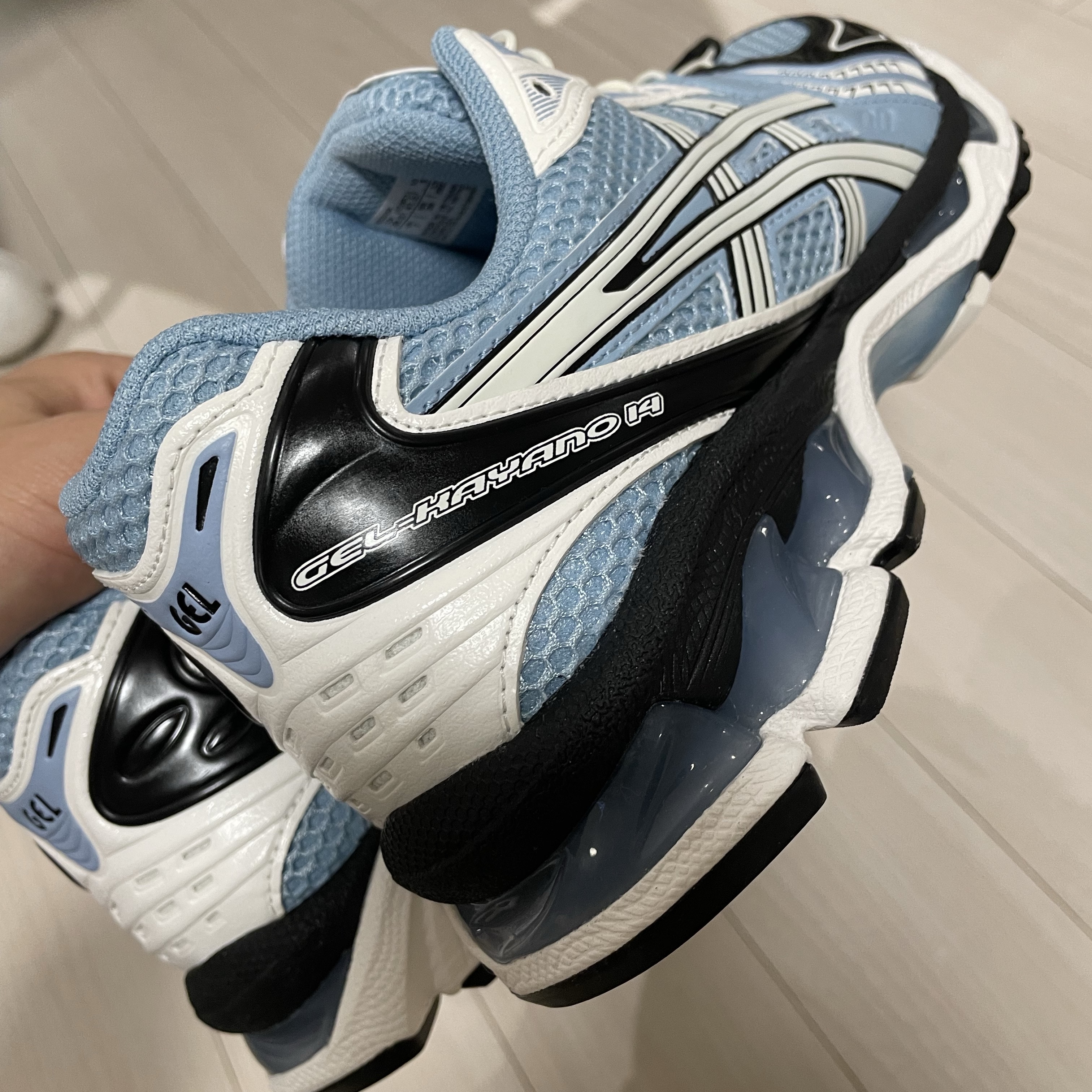 Asics Unlimited Gel-Kayano 14 Mist Cream 착용 스타일 - 1