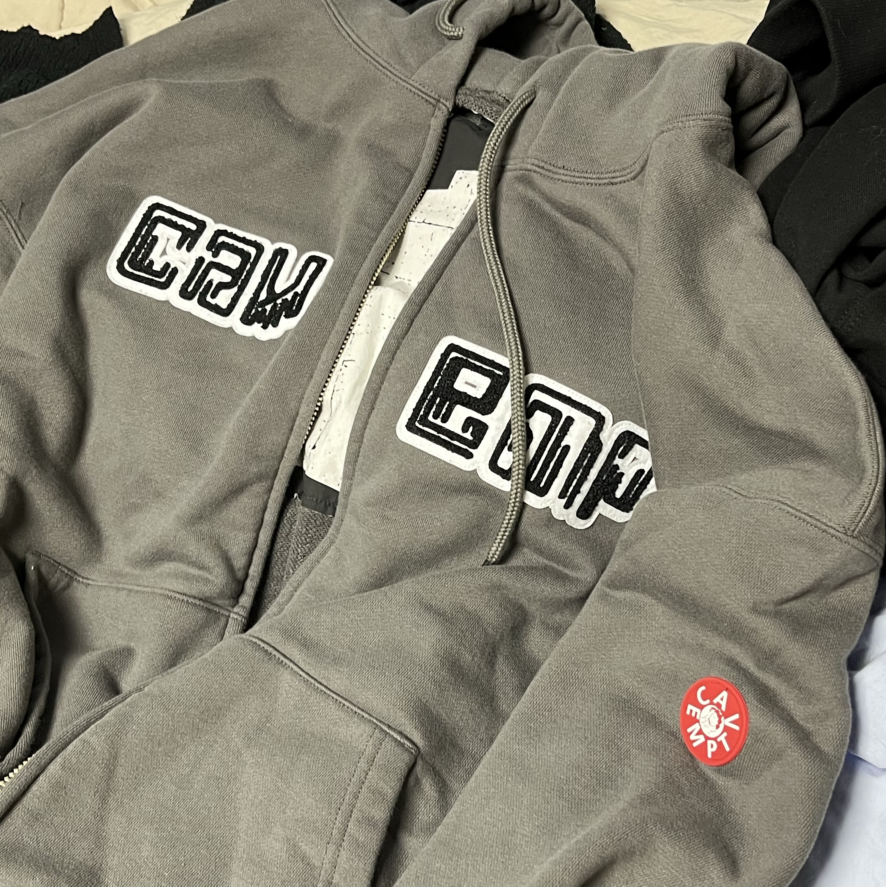 Cav Empt Embroidery Zip Hoody Charcoal - 24SS 착용 스타일 - 1