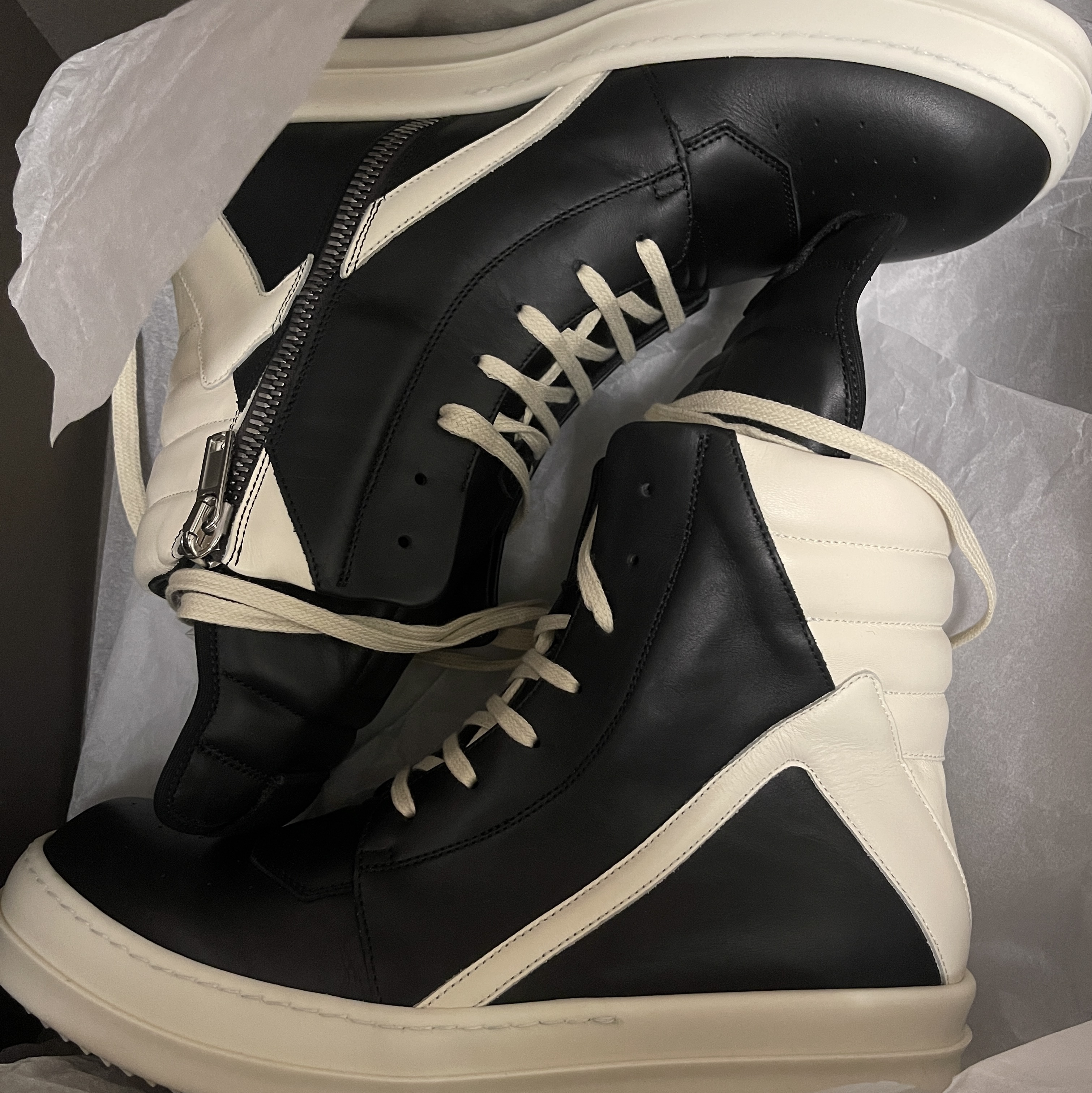 Rick Owens Geobasket Full Grain Calf Leather Strobe Sneakers Black Milk White, Rick Owens Luxor Vintage Sneakers Black Milk 착용 스타일 - 1