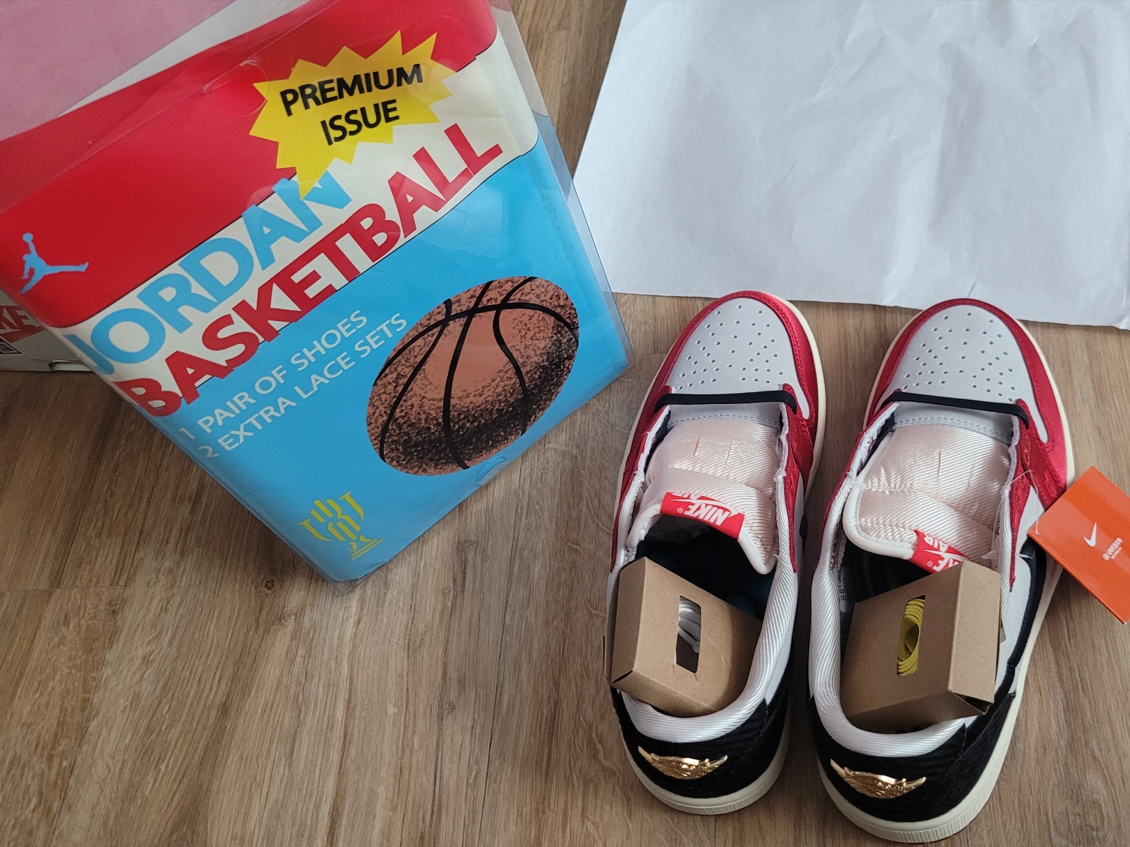 Jordan 1 x Trophy Room Retro Low OG SP Sail Varsity Red 착용 스타일 - 3