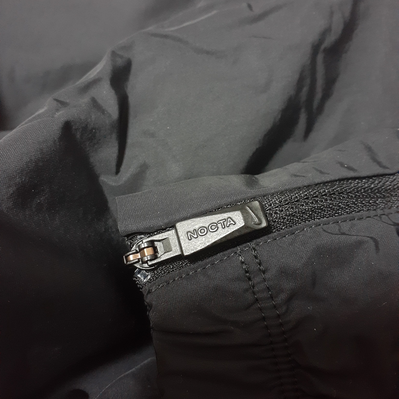 Nike x Drake Nocta Woven Track Pants Black (FN7668-010) 착용 스타일 - 3