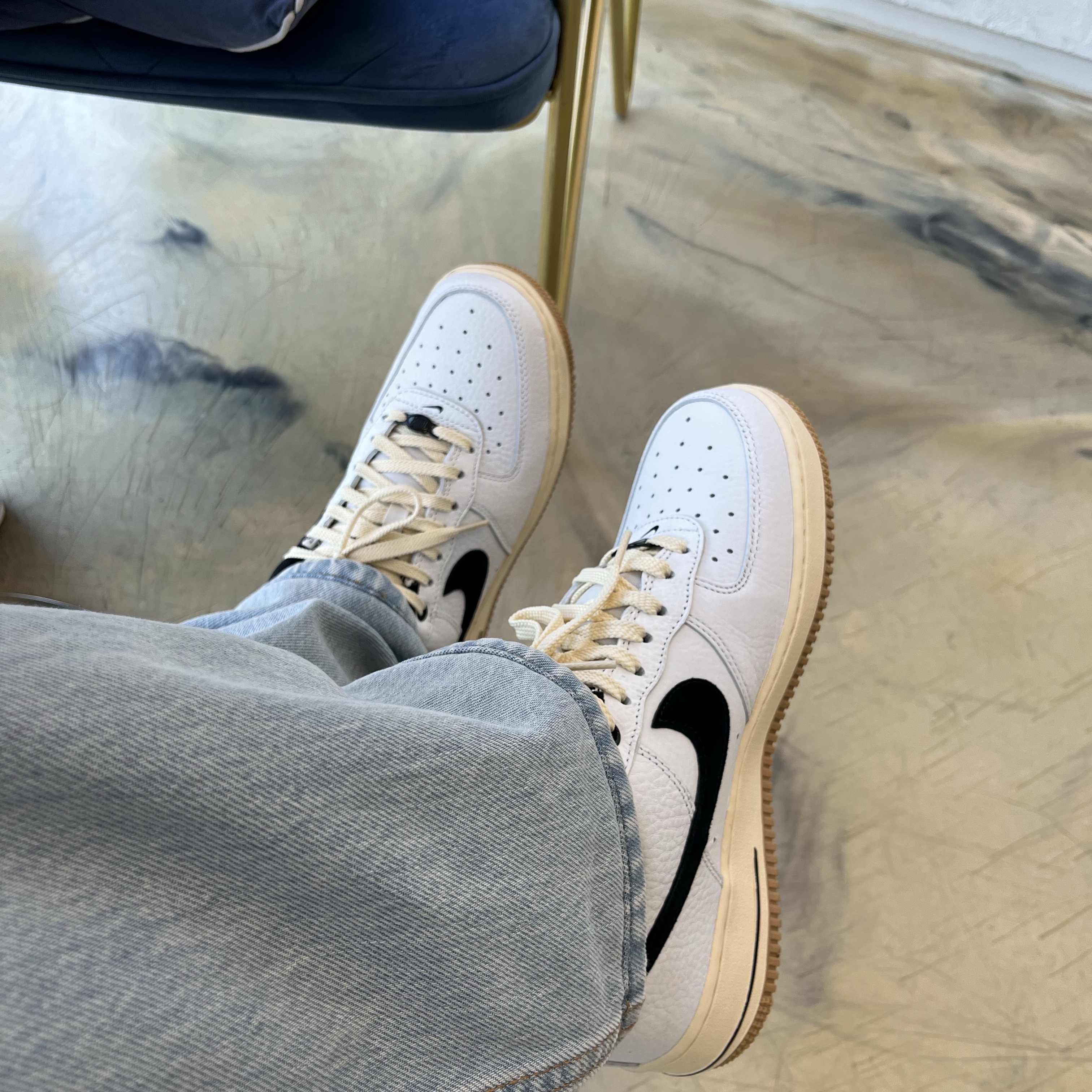 (W) Nike Air Force 1 '07 LX Black and Summit White 착용 스타일