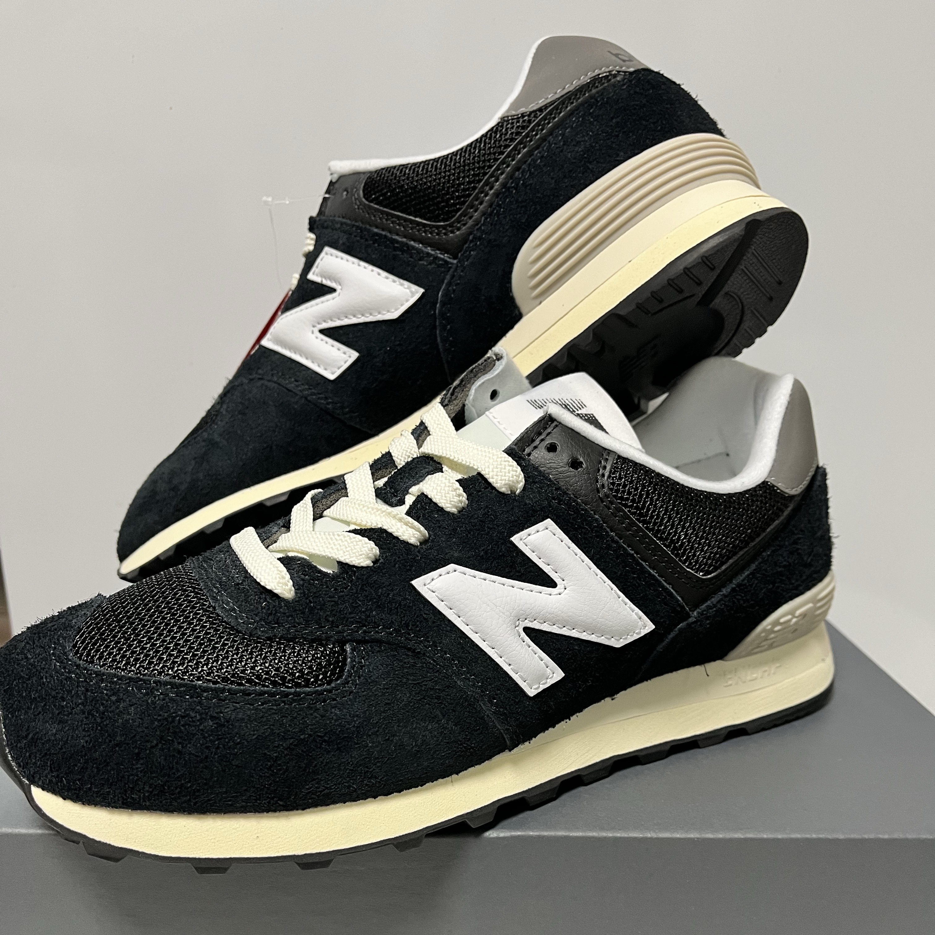 New Balance 574 Heritage Deep Black 착용 스타일
