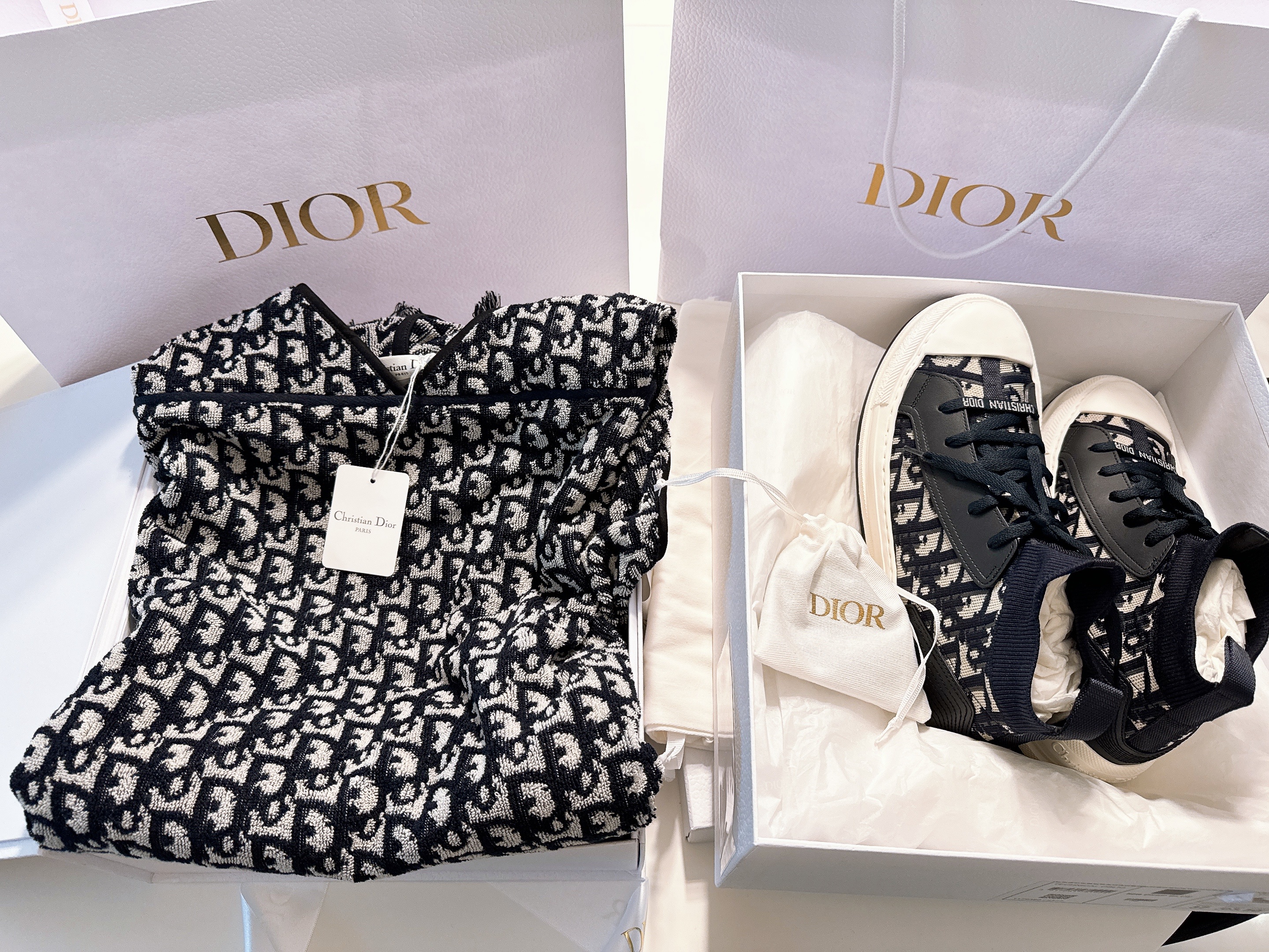 Dior Oblique Hooded Poncho Cotton Navy Blue, (W) Dior Walk'N'Dior Sneakers Technical Mesh Deep blue Dior Oblique 착용 스타일