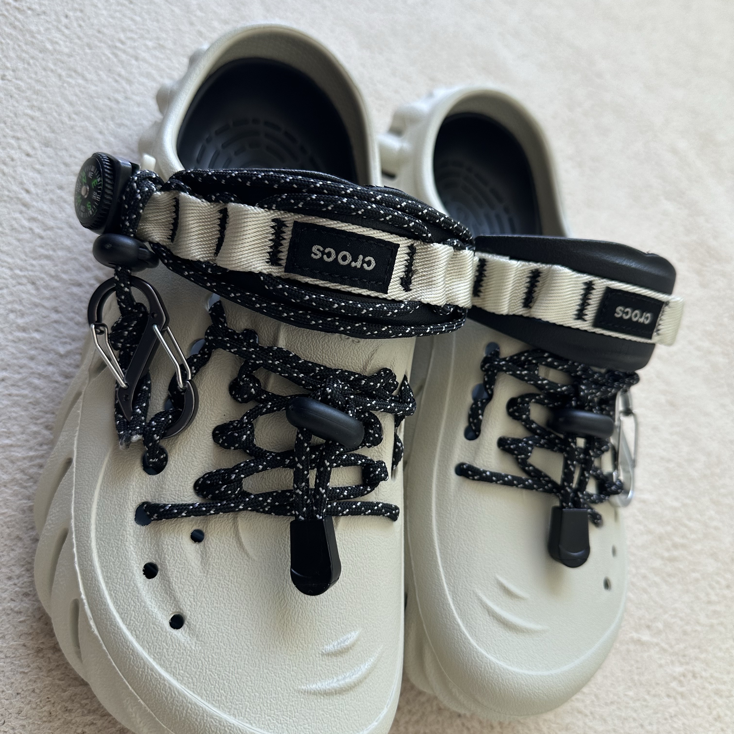 Crocs Echo Clog Bone Black 착용 스타일