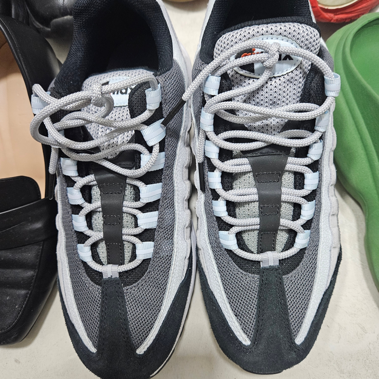 Nike Air Max 95 Wolf Grey Rugged Orange 착용 스타일