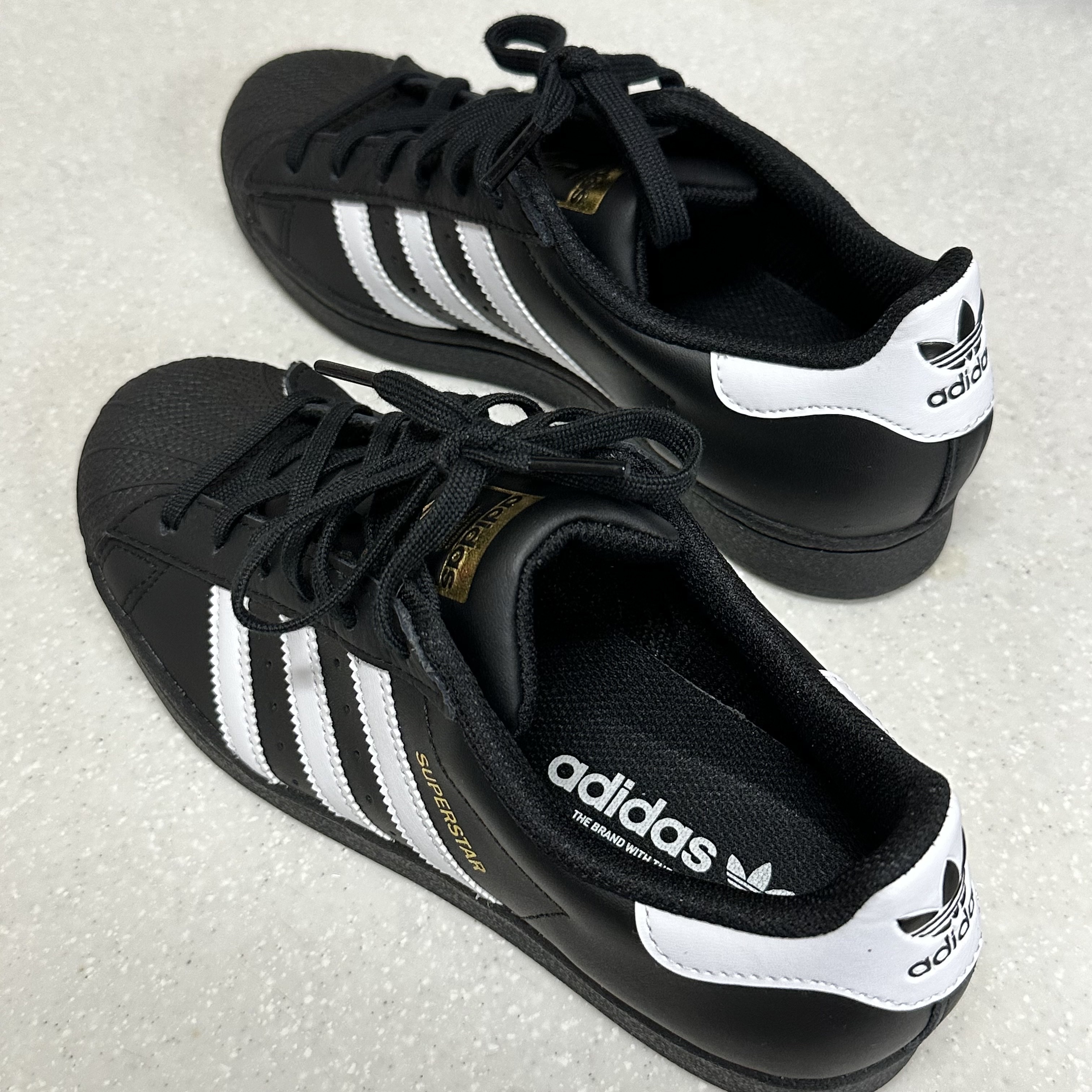 Adidas Superstar Core Black White 착용 스타일 - 1