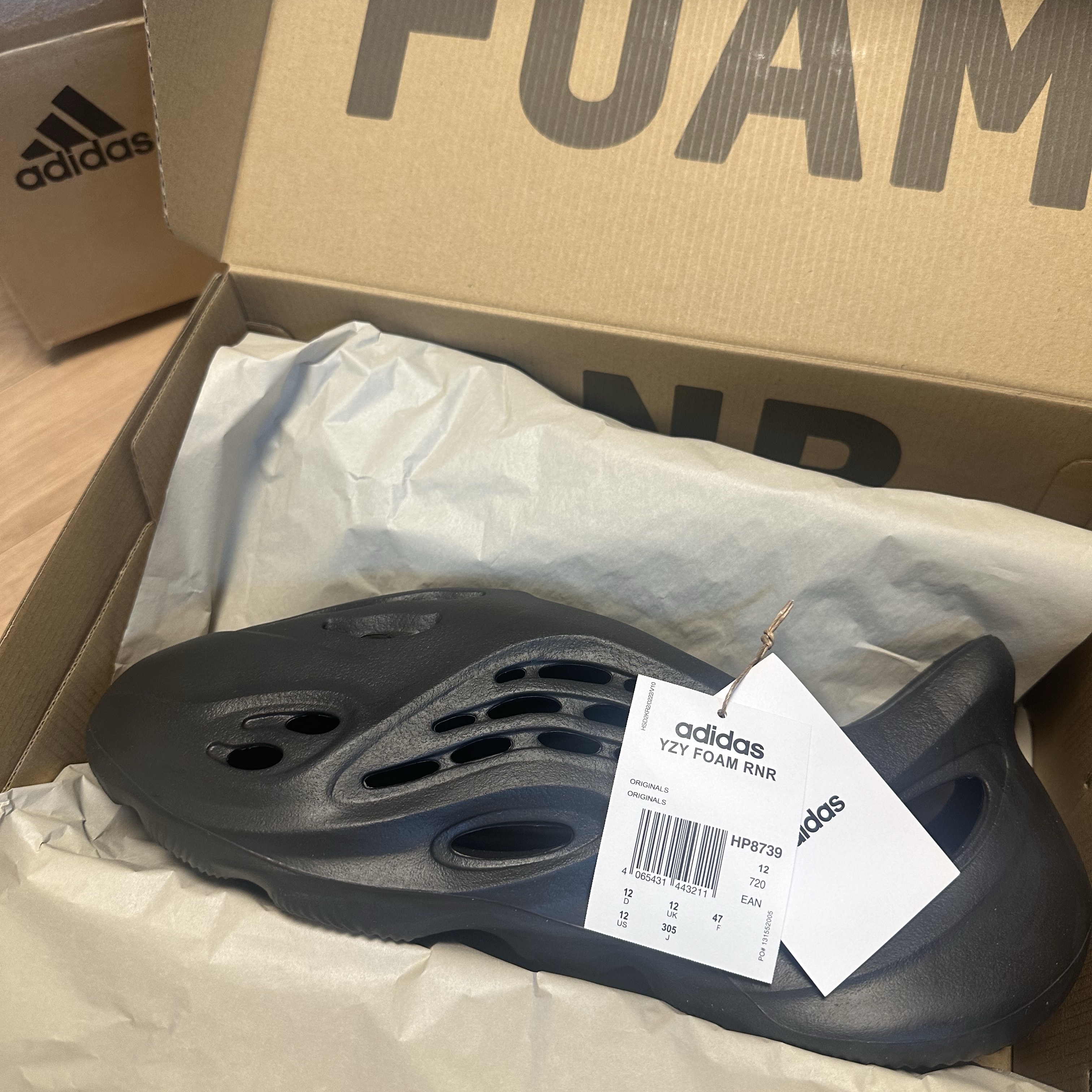 Adidas Yeezy Foam RNNR Onyx 착용 스타일