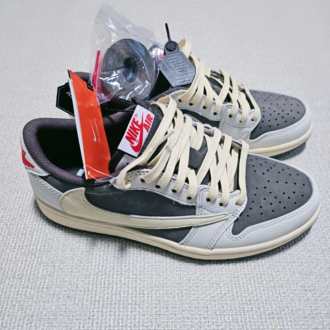 Jordan 1 x Travis Scott Retro Low OG SP Sail and Ridgerock 착용 스타일 - 2