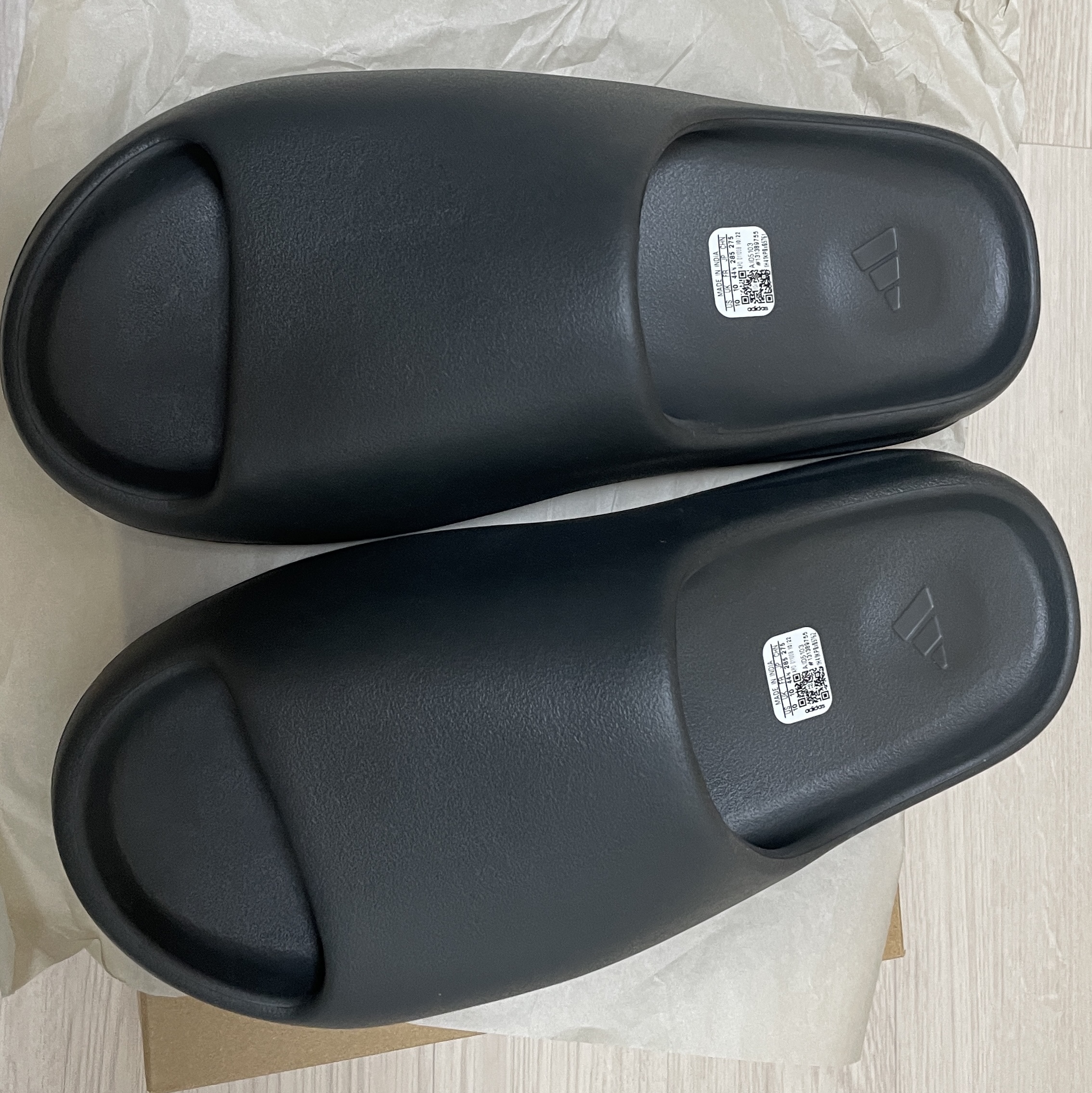 Adidas Yeezy Slide Dark Onyx 2024 착용 스타일 - 1
