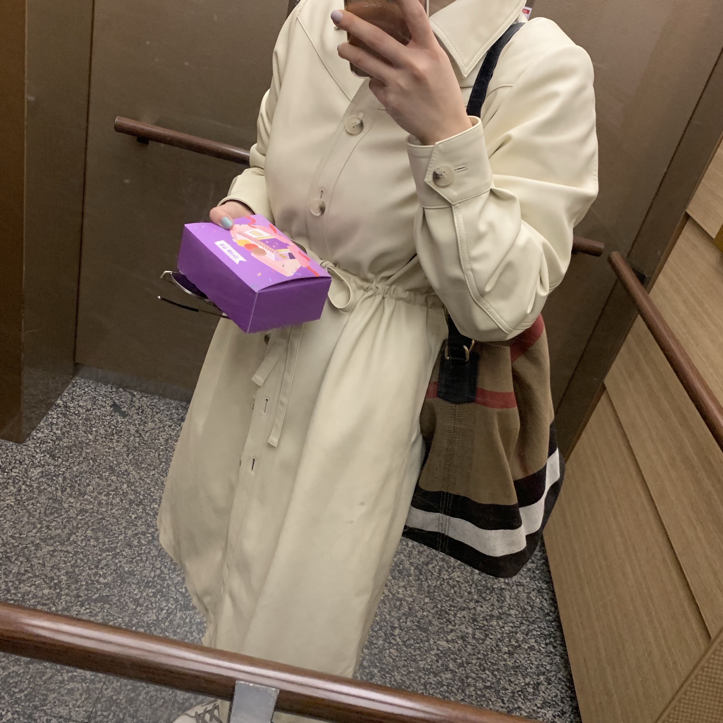 Burberry Canvas Check Ashby Shoulder Bag Black, (W) Golden Goose Superstar White Silver Heel Tab Sneakers 착용 스타일