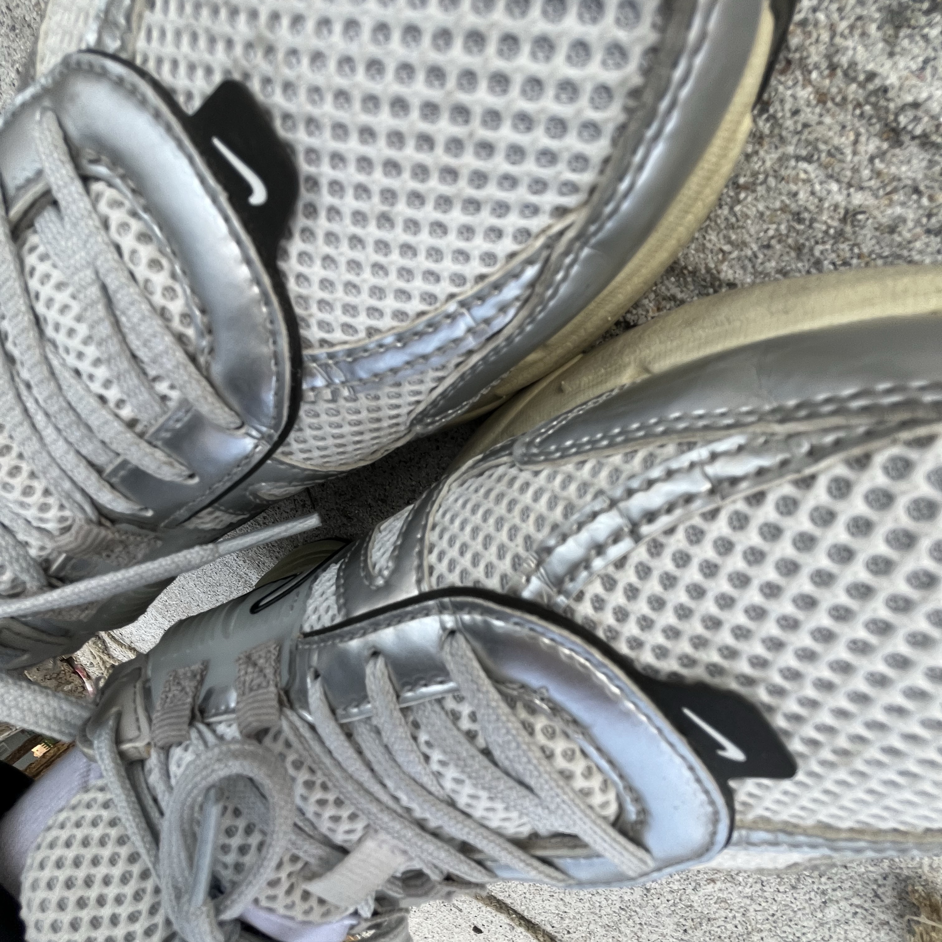 Nike V2K Run Summit White Metallic Silver 착용 스타일 - 3
