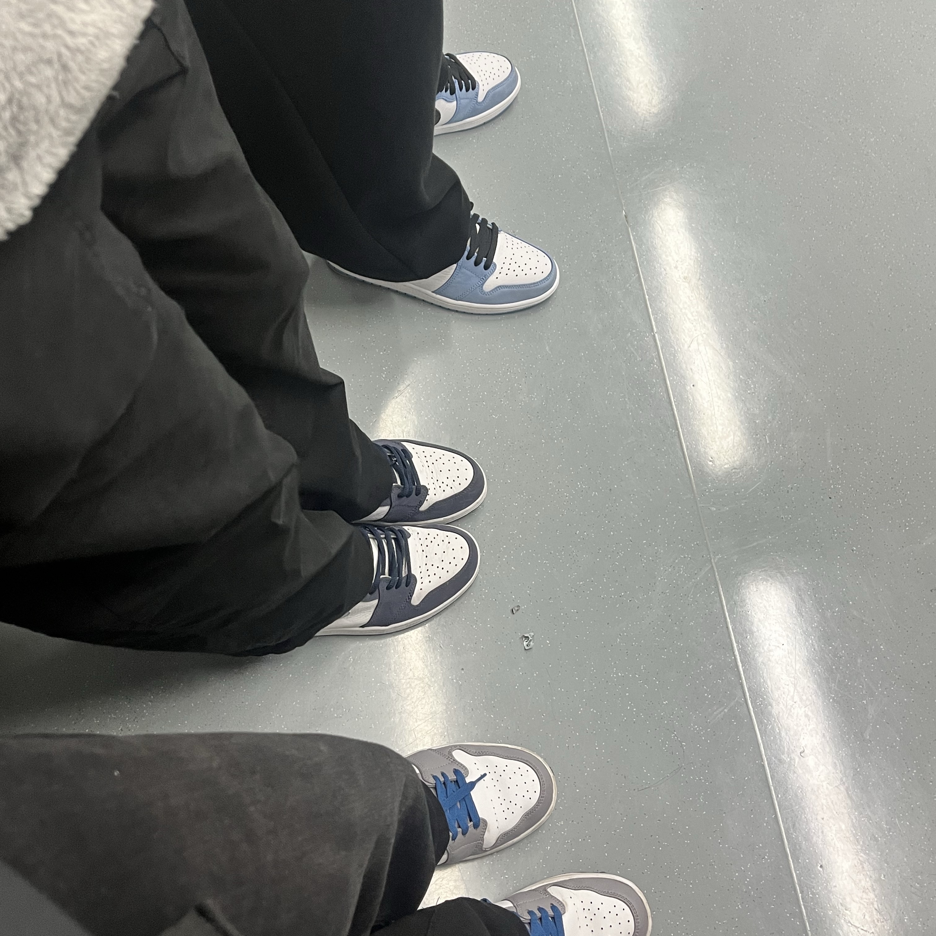 Jordan 1 Mid Cement Grey True Blue, Jordan 1 Retro High OG University Blue 착용 스타일