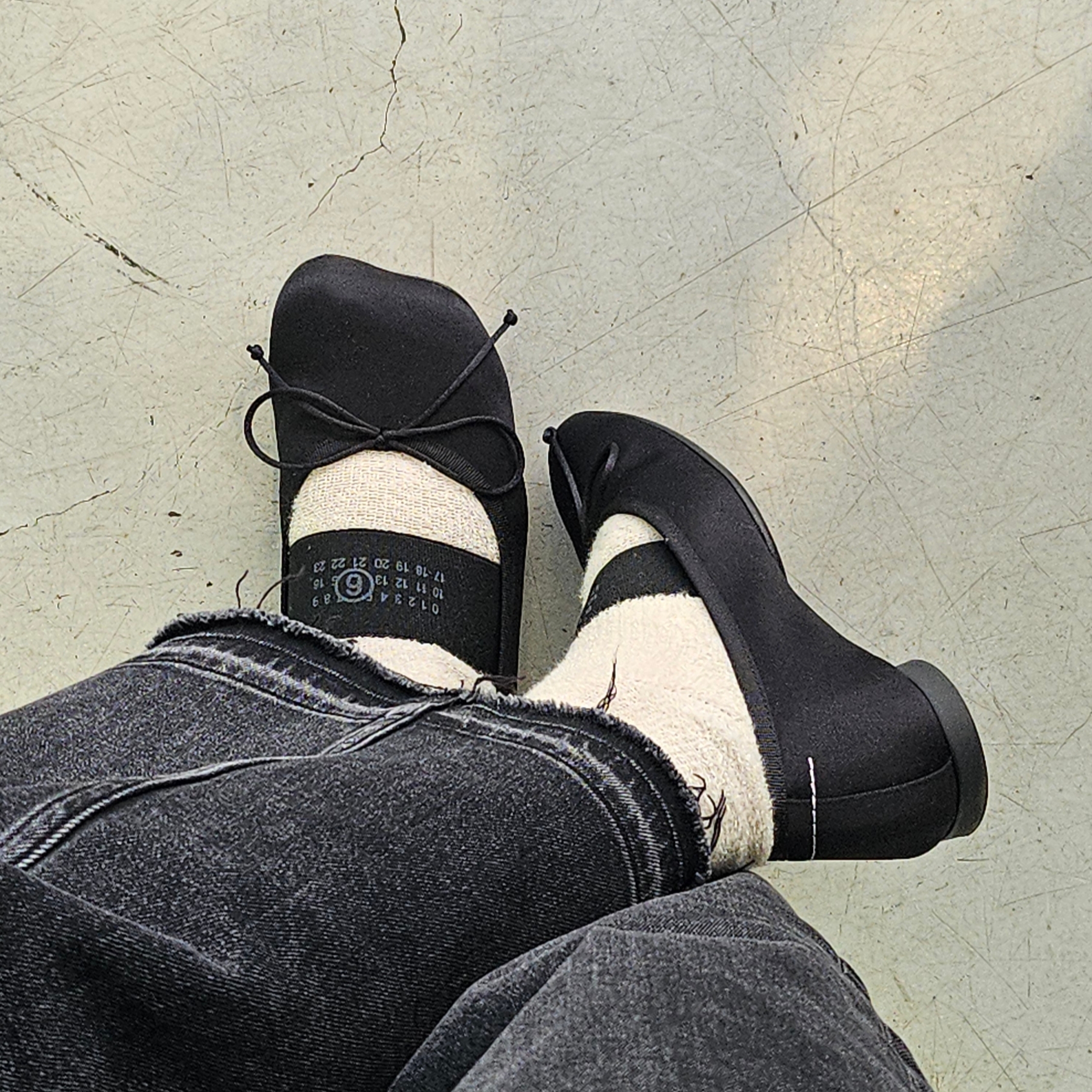 (W) MM6 Maison Margiela Anatomic Ballerinas Flat Black 착용 스타일