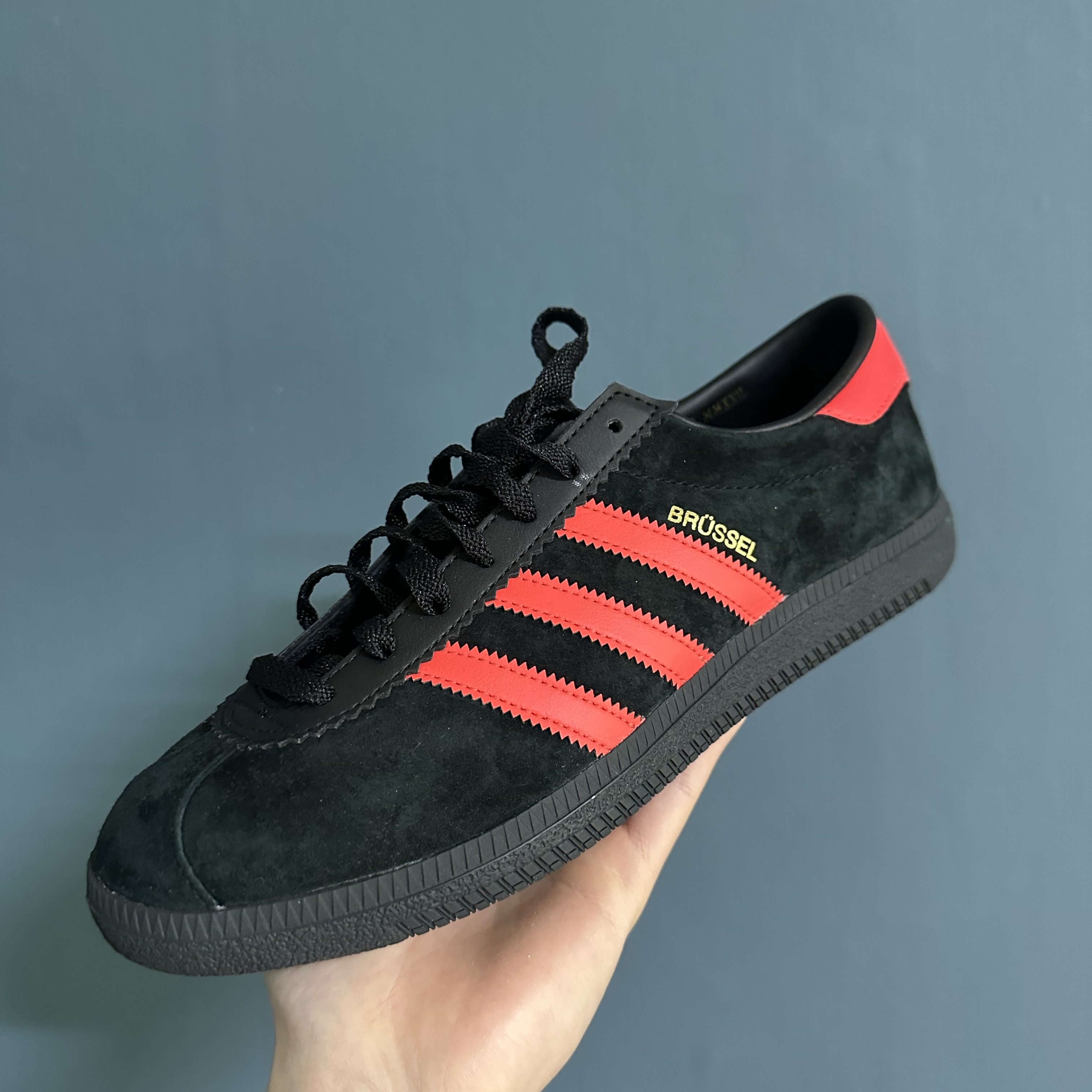 Adidas Brussels Core Black Bright Red 착용 스타일