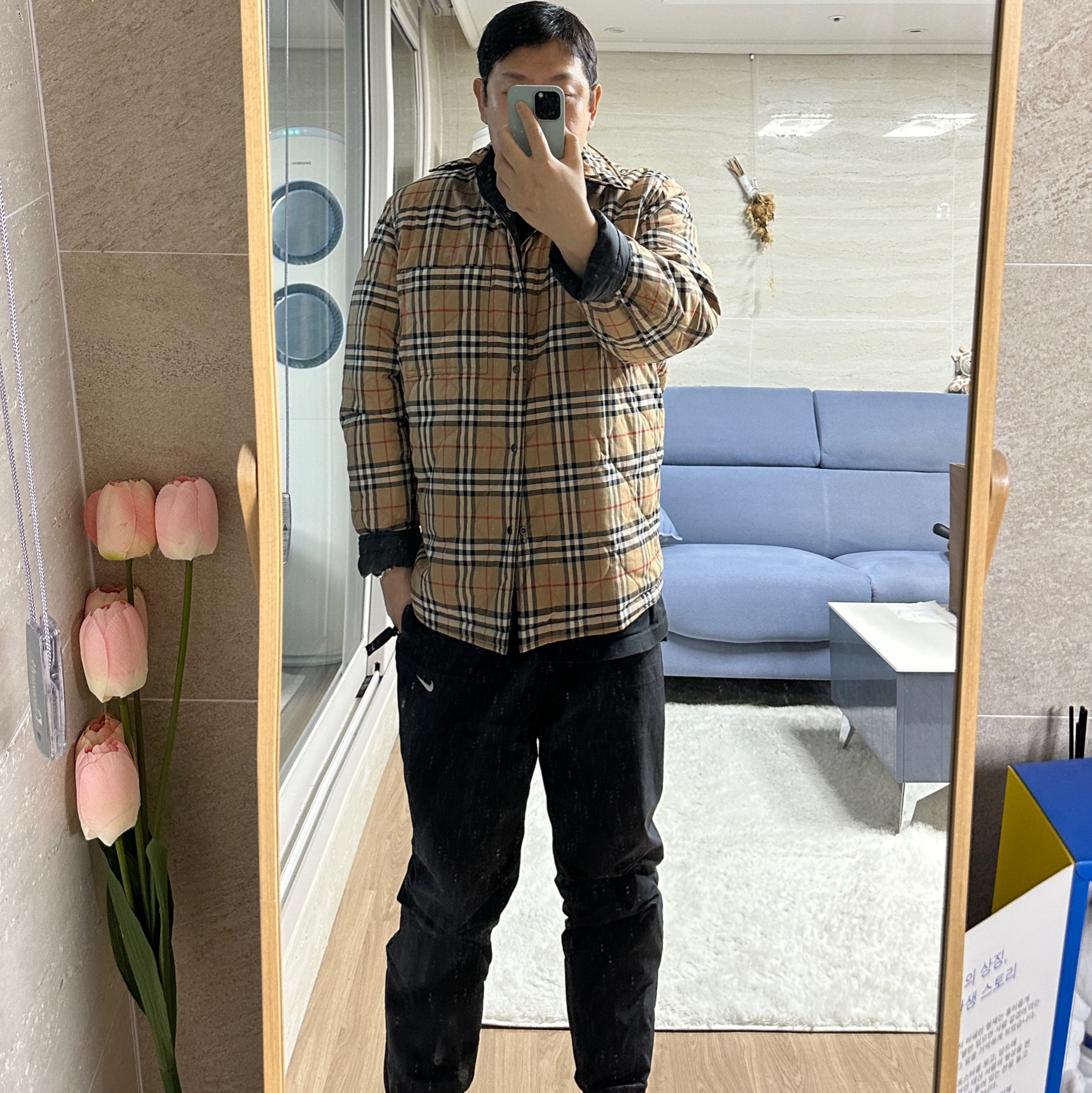 Burberry Reversible Vintage Check Thermoregulated Overshirt Black 착용 스타일 - 3