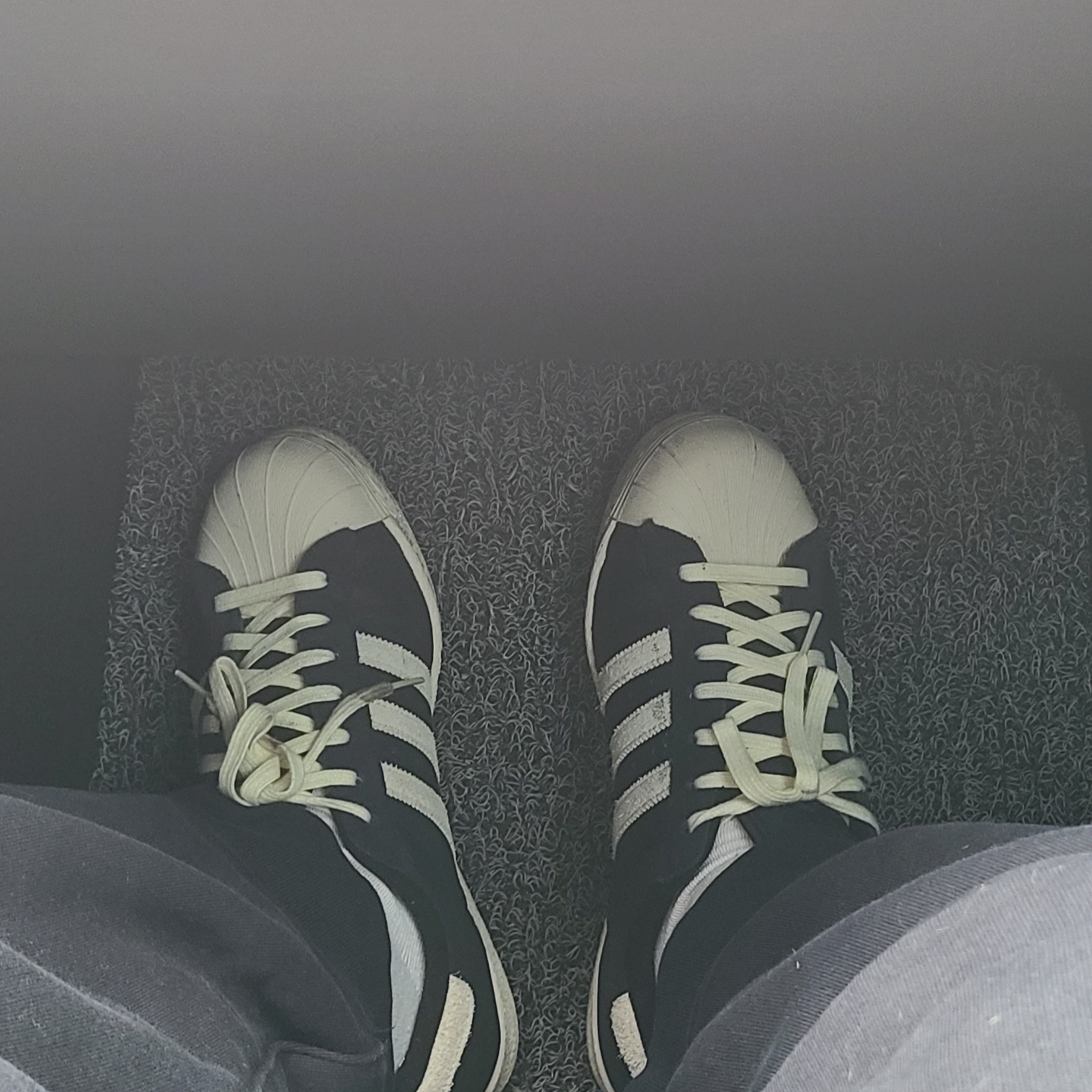 Adidas Superstar 82 Black White 착용 스타일 - 3