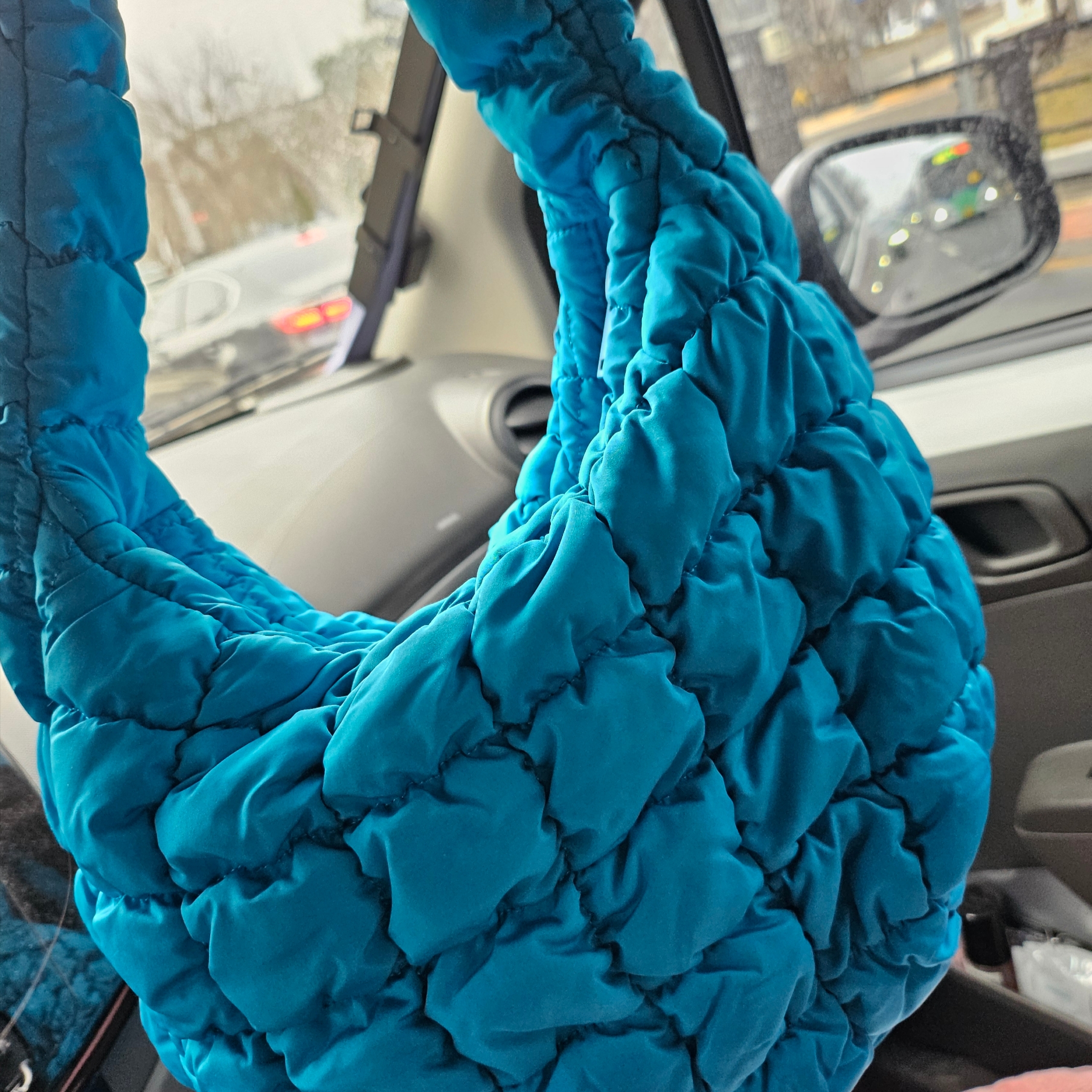 COS Quilted Mini Bag Bright Turquoise 착용 스타일