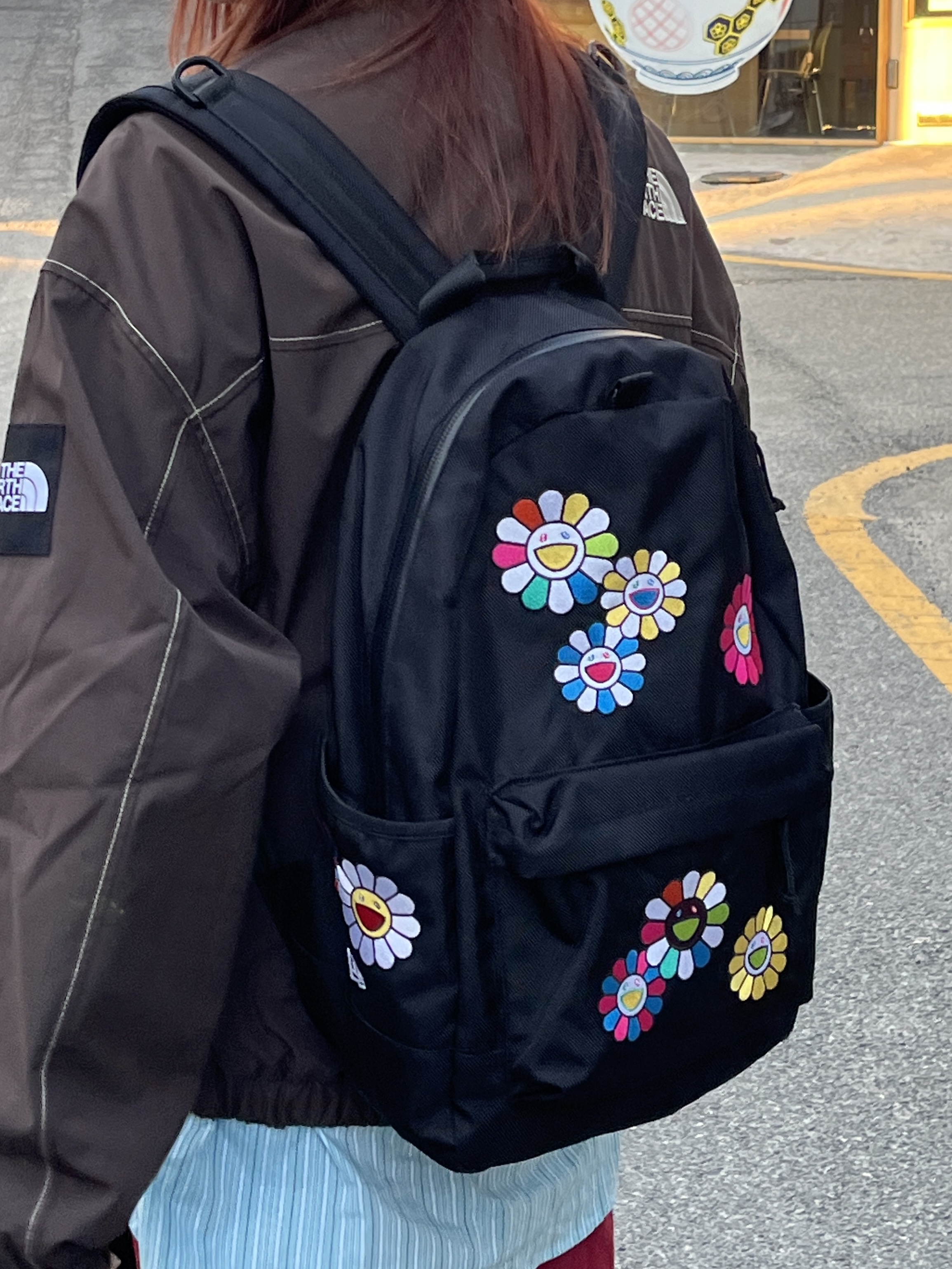 New Era x Murakami Takashi Flower Light Pack Black 착용 스타일 - 3