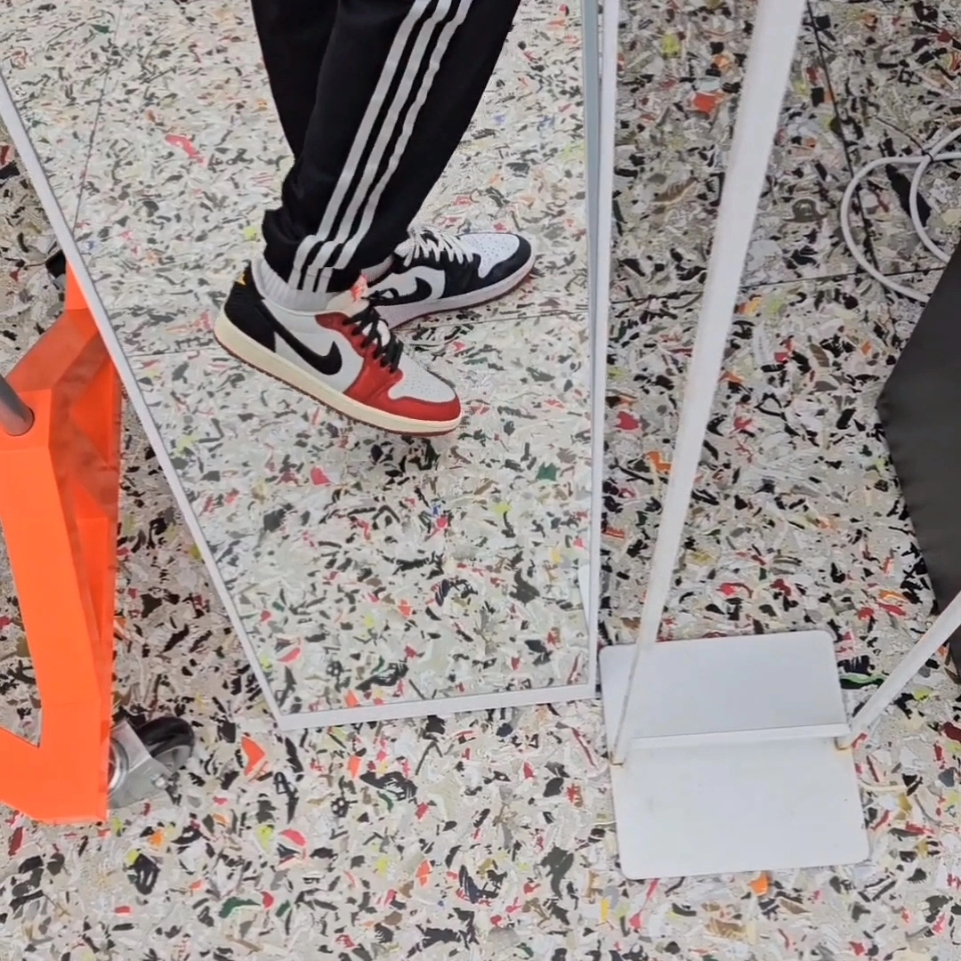 Jordan 1 x Trophy Room Retro Low OG SP Sail Varsity Red, Jordan 1 Retro Low OG Black Toe 착용 스타일 - 3