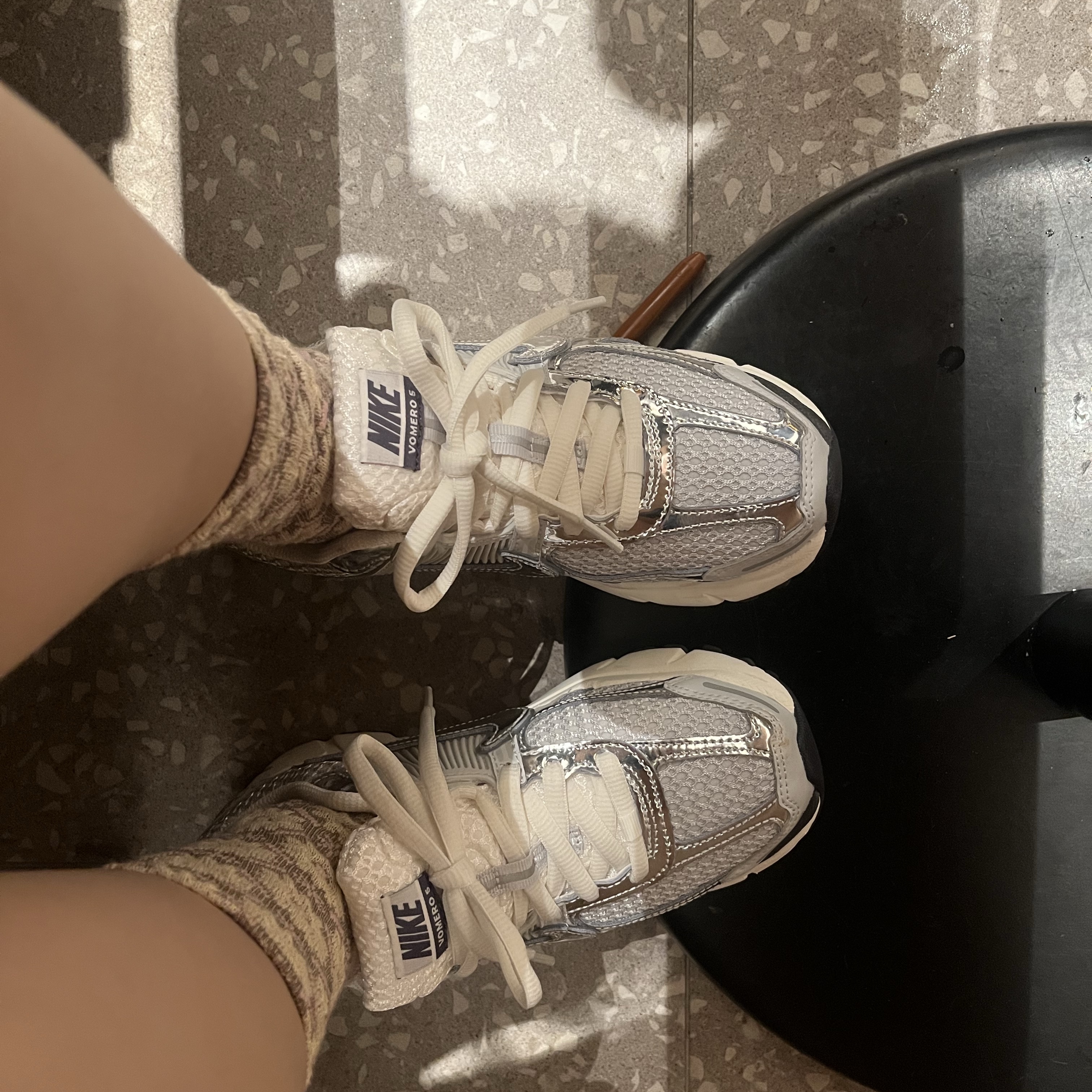(W) Nike Zoom Vomero 5 Photon Dust and Metallic Silver 착용 스타일