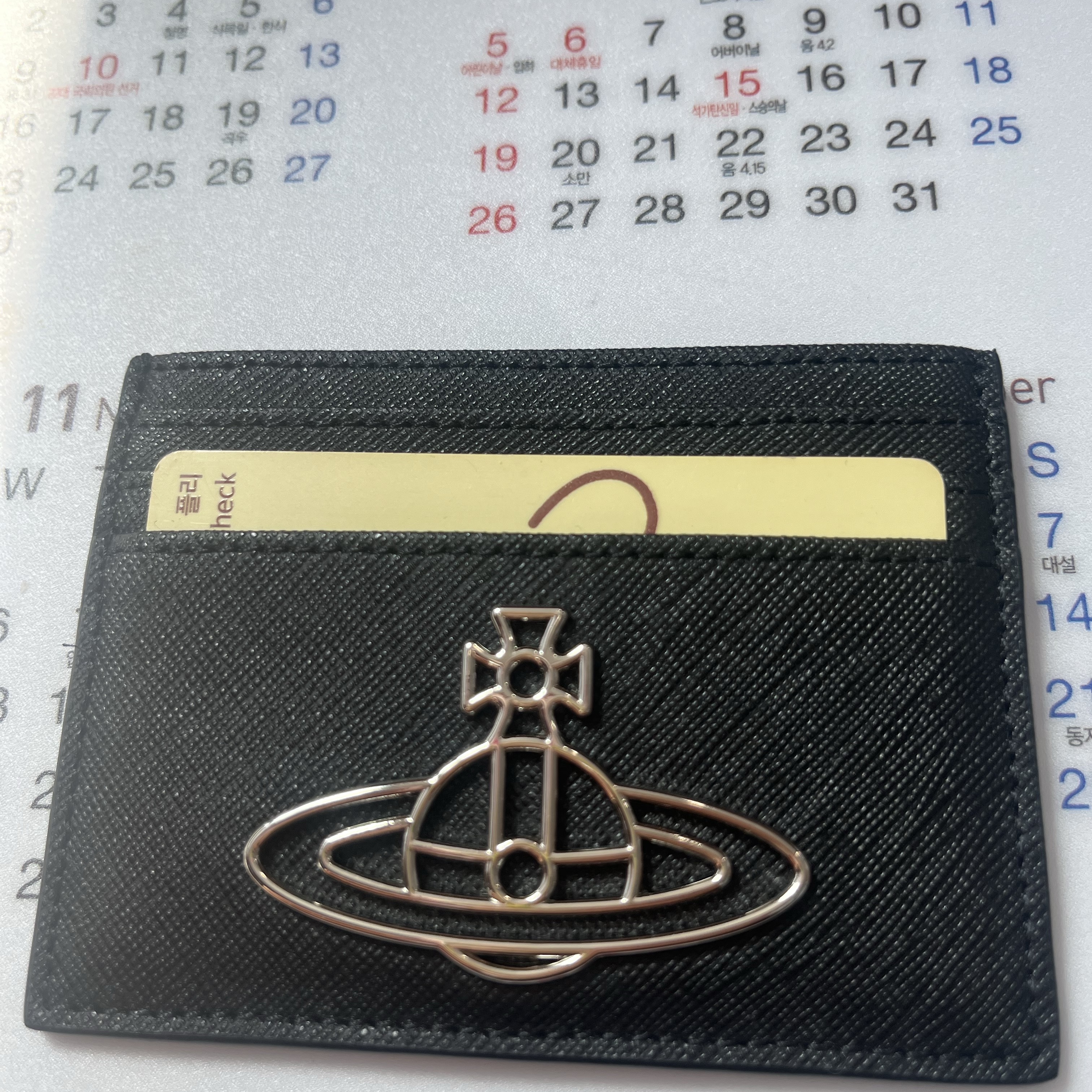 Vivienne Westwood Saffiano Thin Line Orb Card Holder Black 착용 스타일