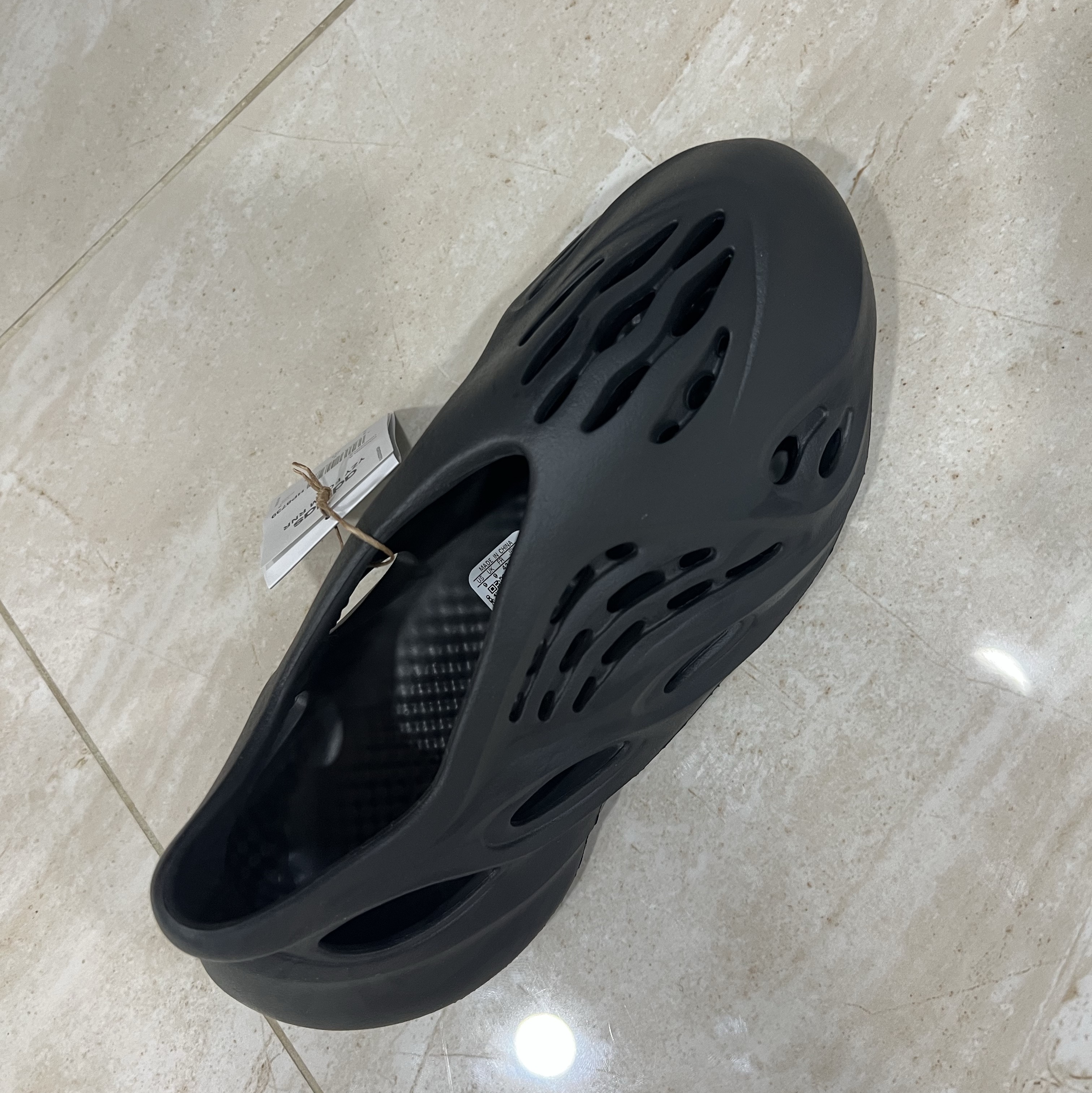 Adidas Yeezy Foam RNNR Onyx 착용 스타일