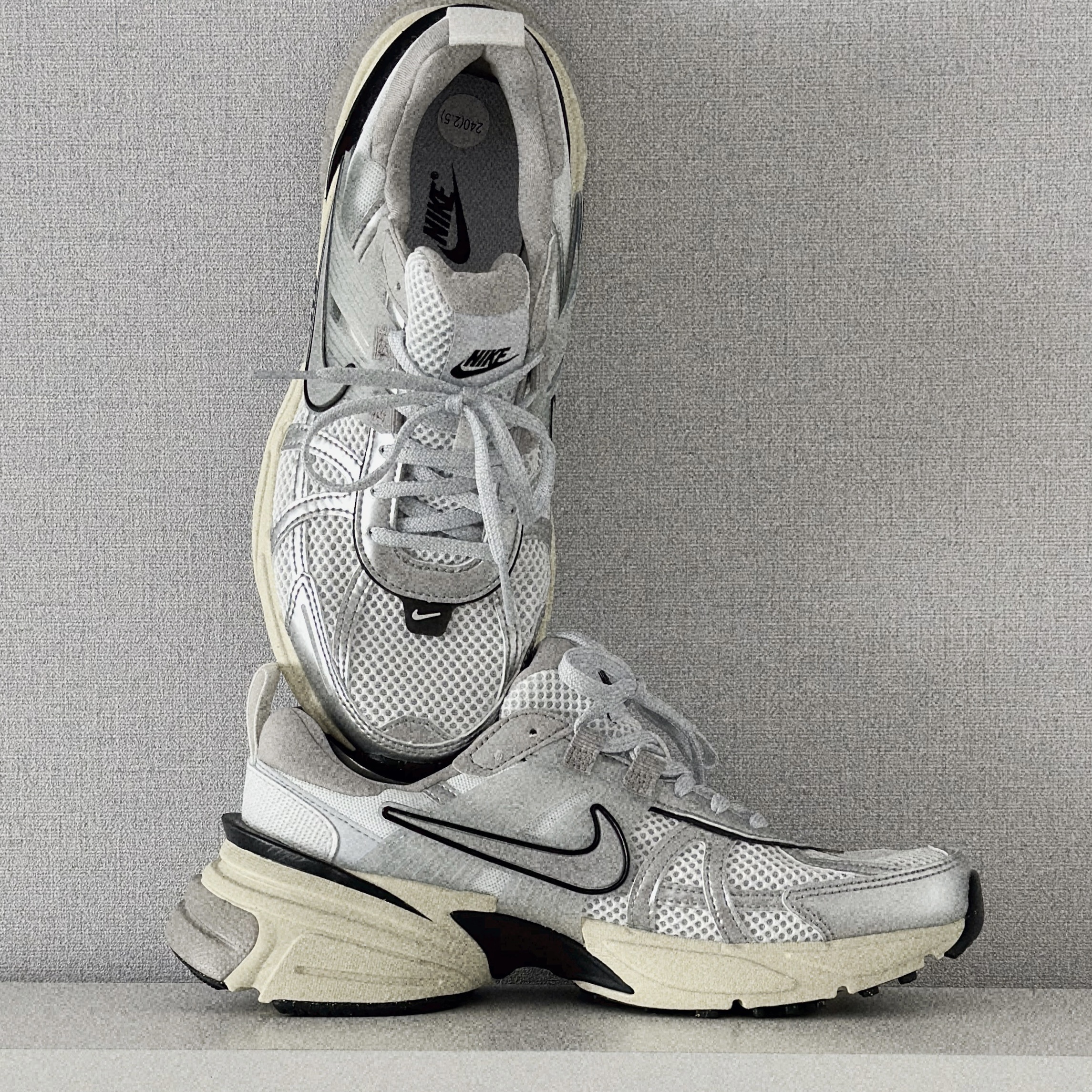 Nike V2K Run Summit White Metallic Silver 착용 스타일 - 2
