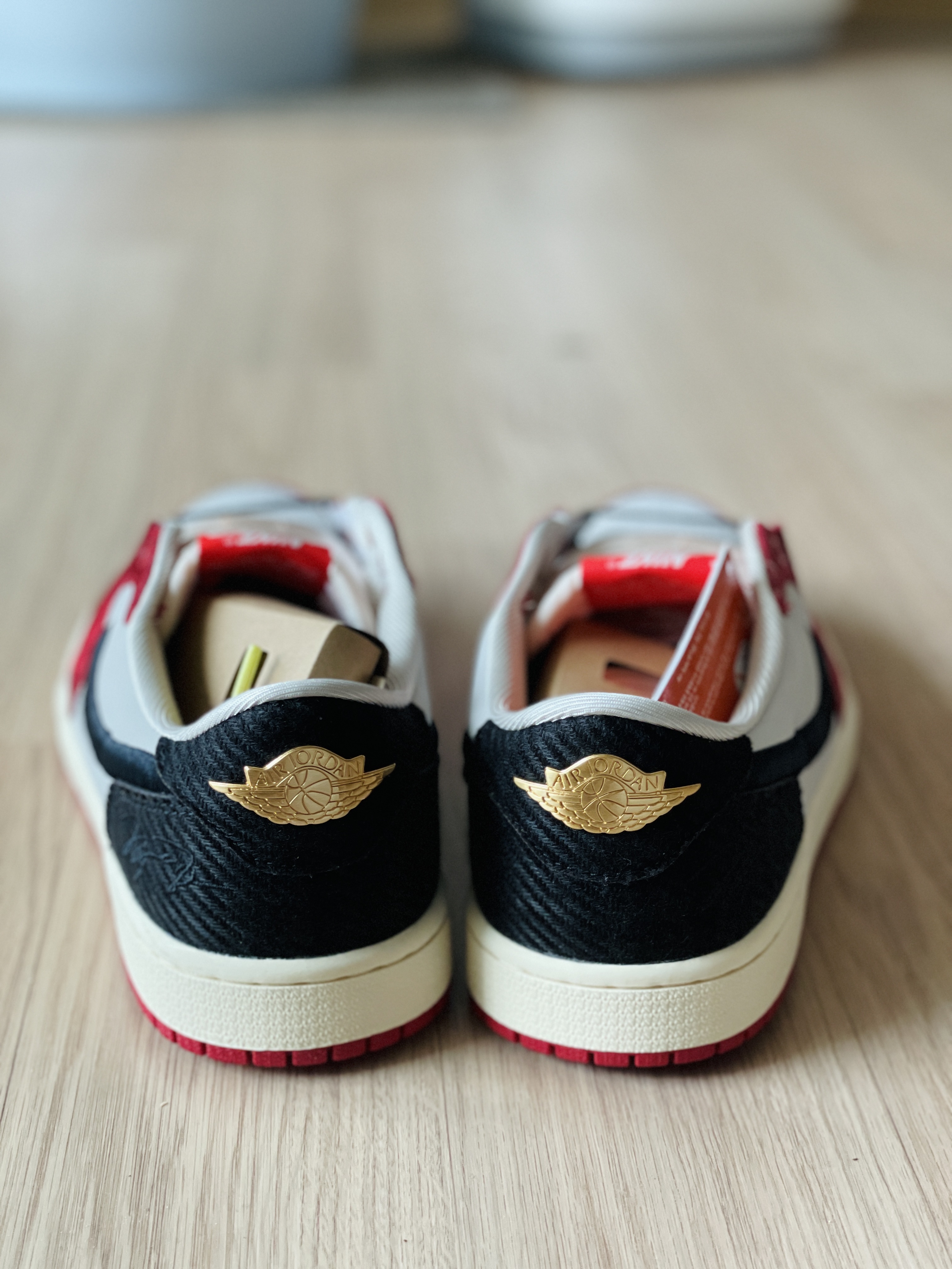 Jordan 1 x Trophy Room Retro Low OG SP Sail Varsity Red 착용 스타일 - 3