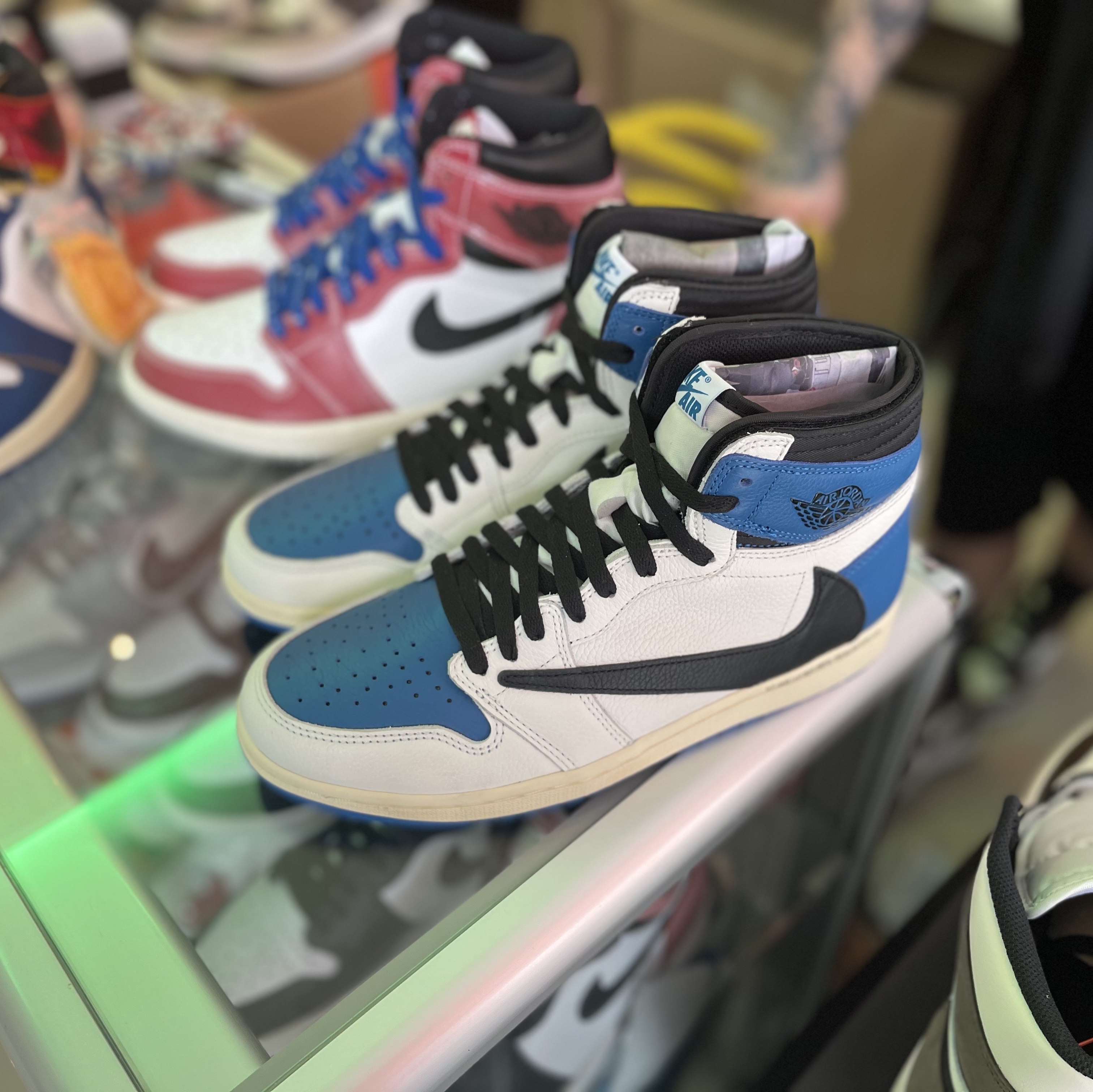 Jordan 1 x Travis Scott x Fragment Retro High OG SP Military Blue 착용 스타일