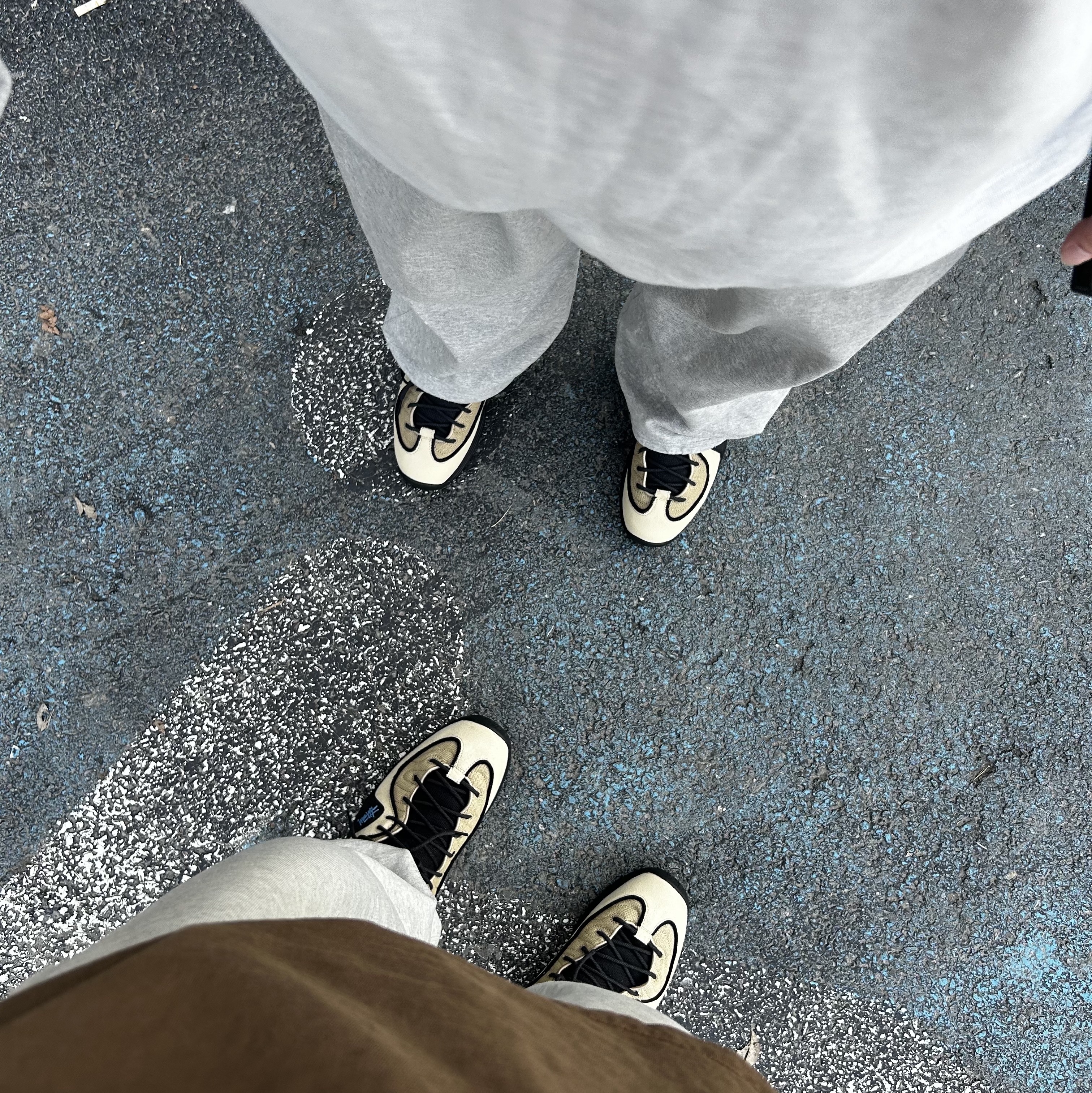 Nike x Stussy Air Penny II Rattan and Limestone, Nike x Stussy Fleece Pants Grey Heather (FN5231-050) 착용 스타일 - 2