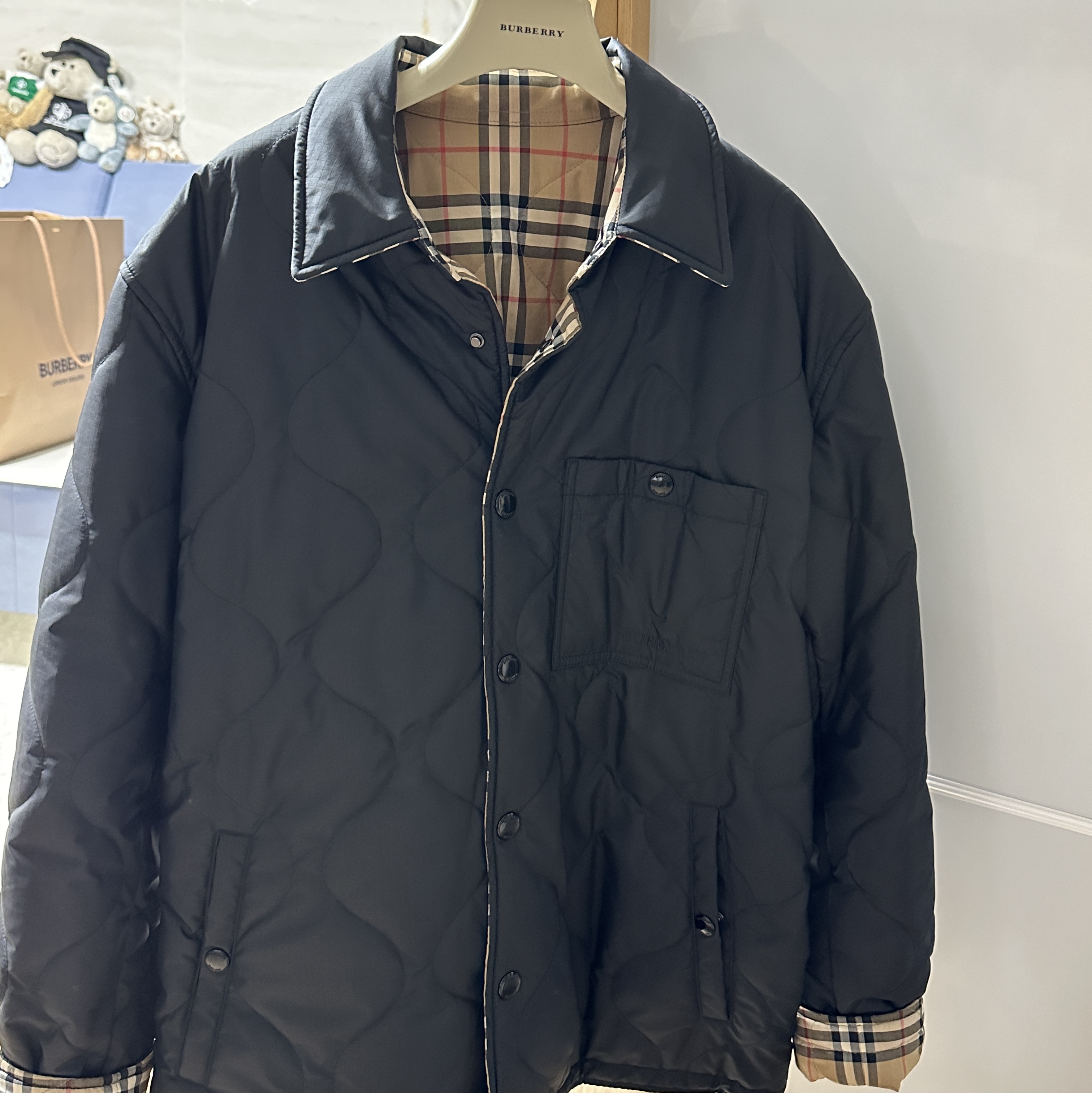 Burberry Reversible Vintage Check Thermoregulated Overshirt Black 착용 스타일 - 4