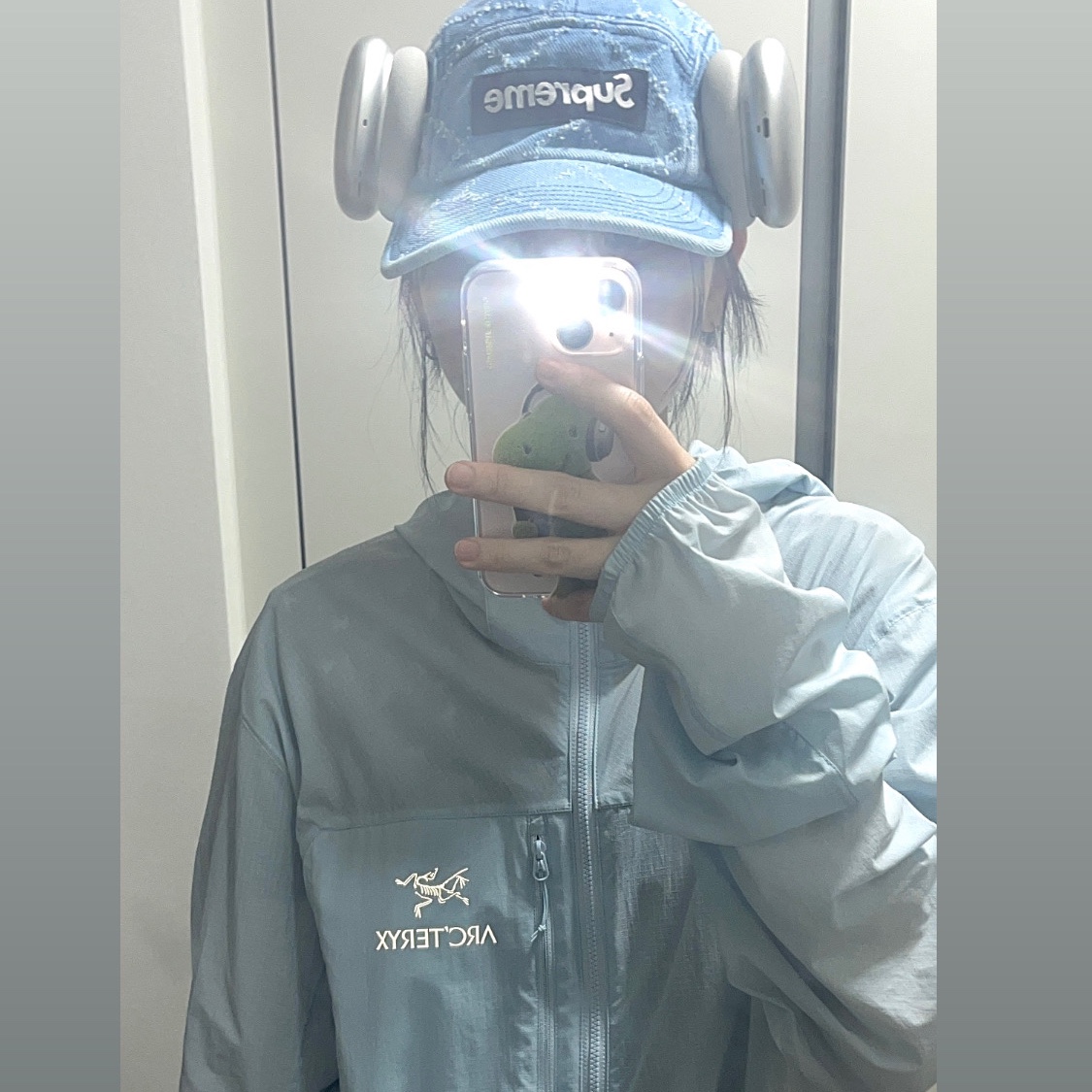Arc'teryx Squamish Hoody Ether, Supreme Punched Denim Camp Cap Washed Indigo - 23FW 착용 스타일