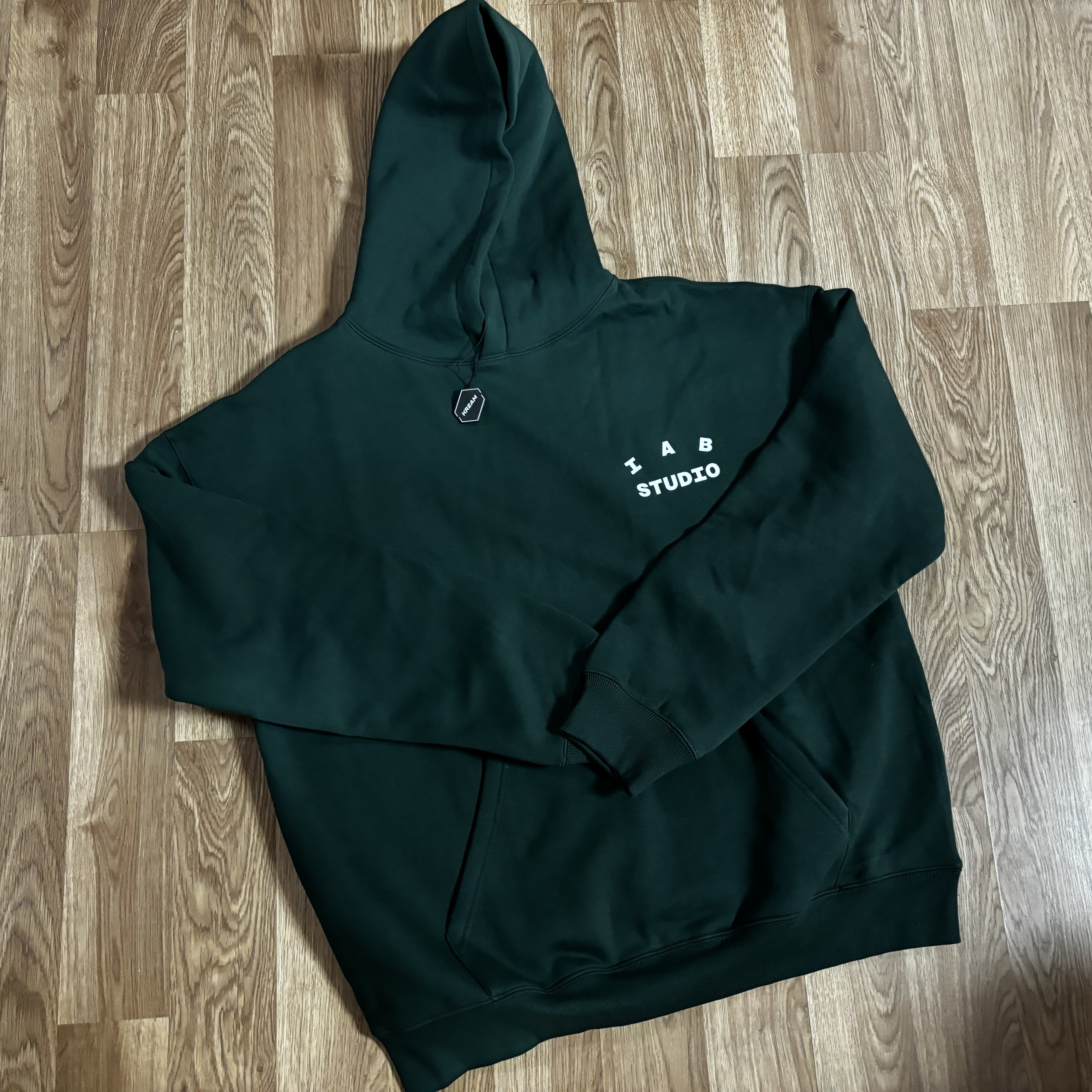 IAB Studio Hoodie Deep Green 착용 스타일