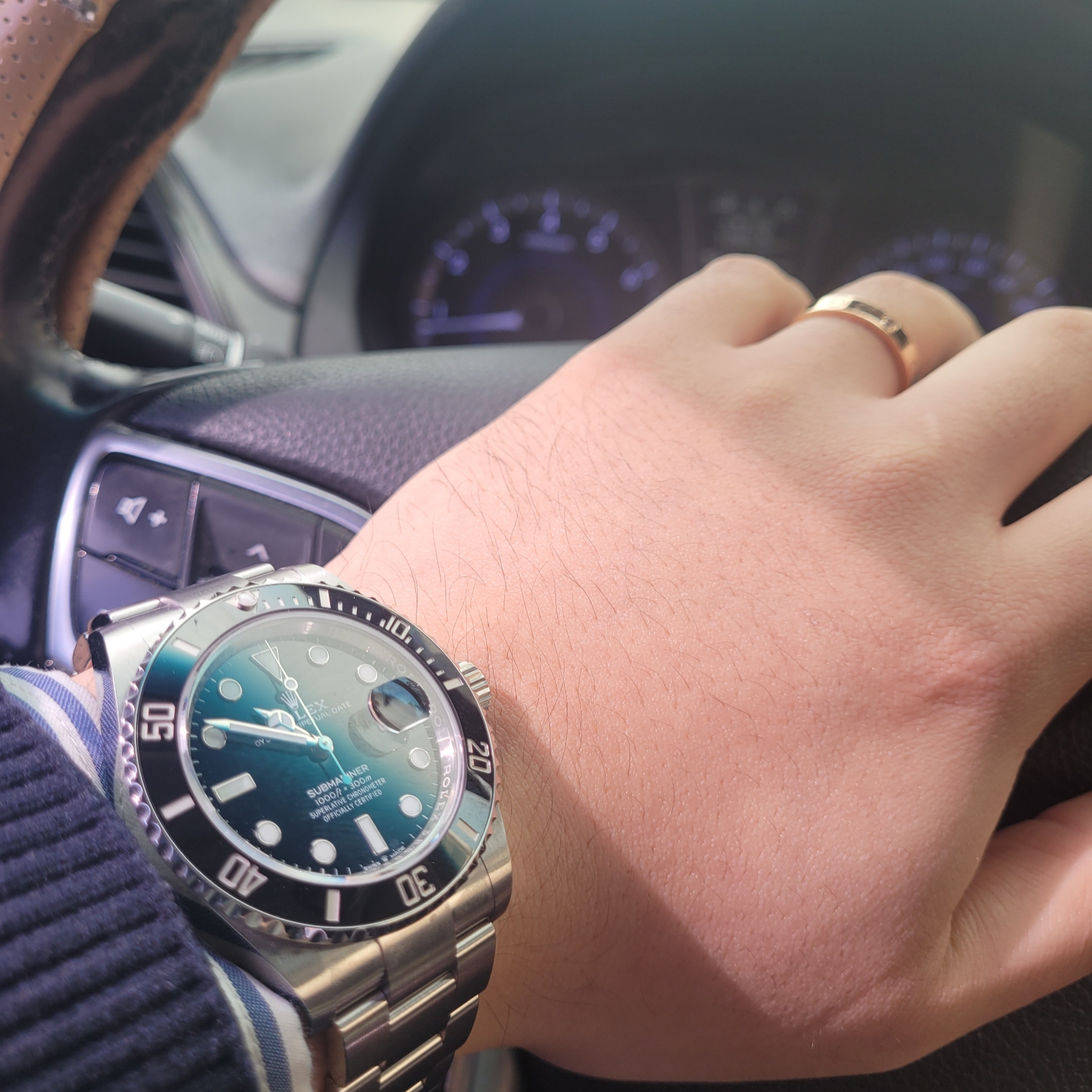 Rolex Submariner Date 41mm 126610LN Black Oyster, Cartier Love Wedding Band White Gold Diamond 착용 스타일