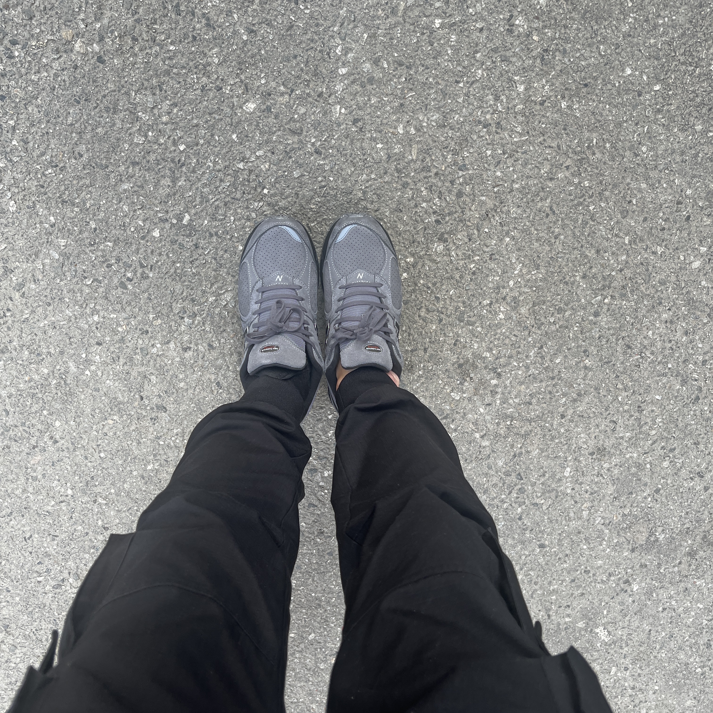New Balance 2002R Dark Grey 착용 스타일 - 1