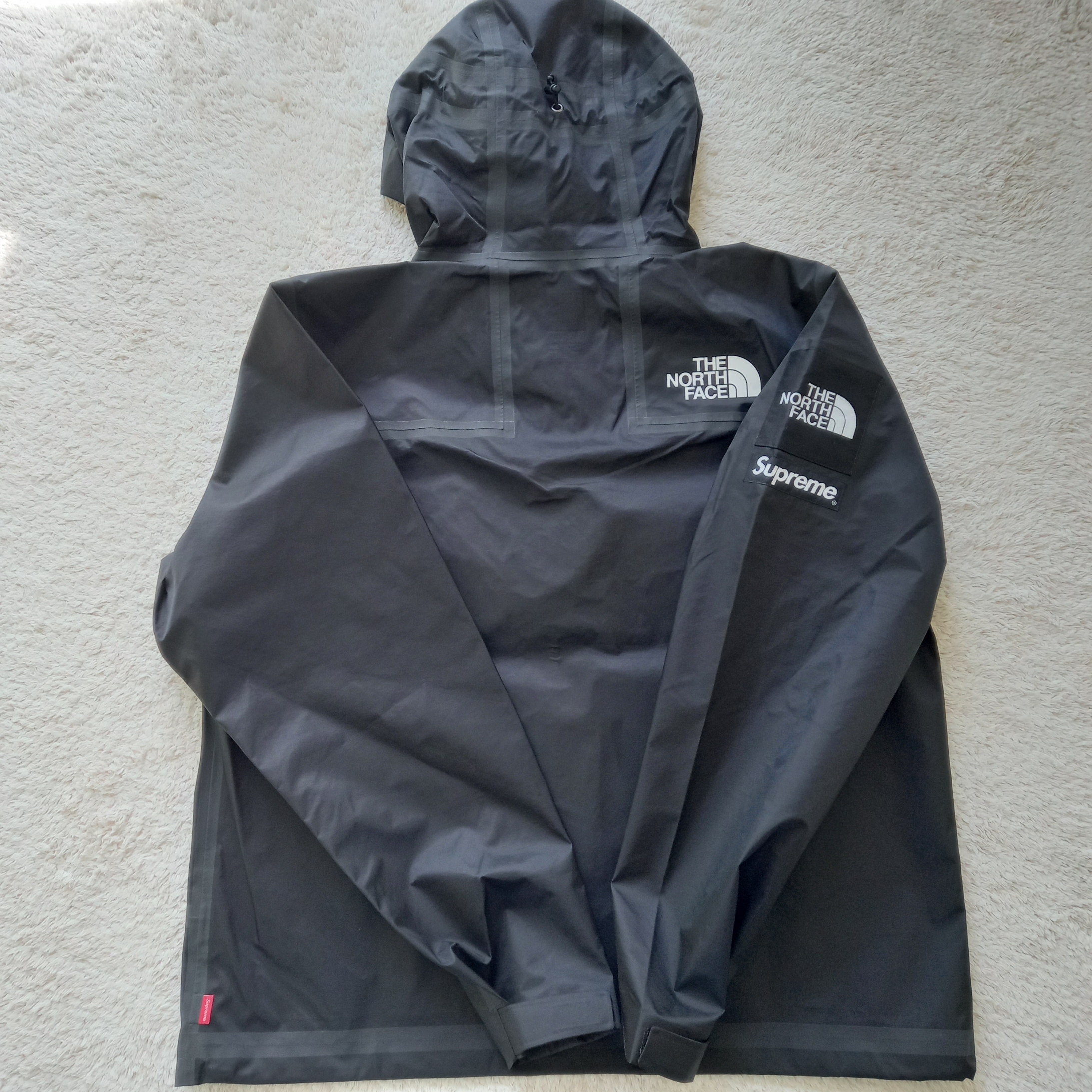 Supreme x The North Face Summit Series Outer Tape Seam Jacket Black - 21SS, Arc'teryx Squamish Pants Black 착용 스타일 - 4