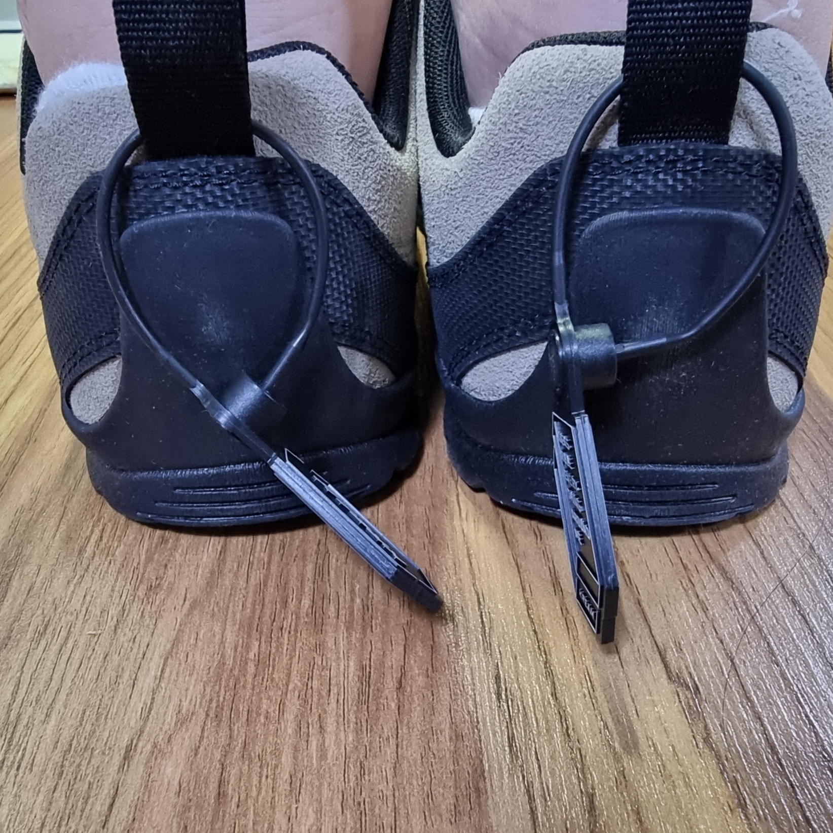 (W) Keen Jasper Suede Sneakers Silver Mink 착용 스타일 - 3