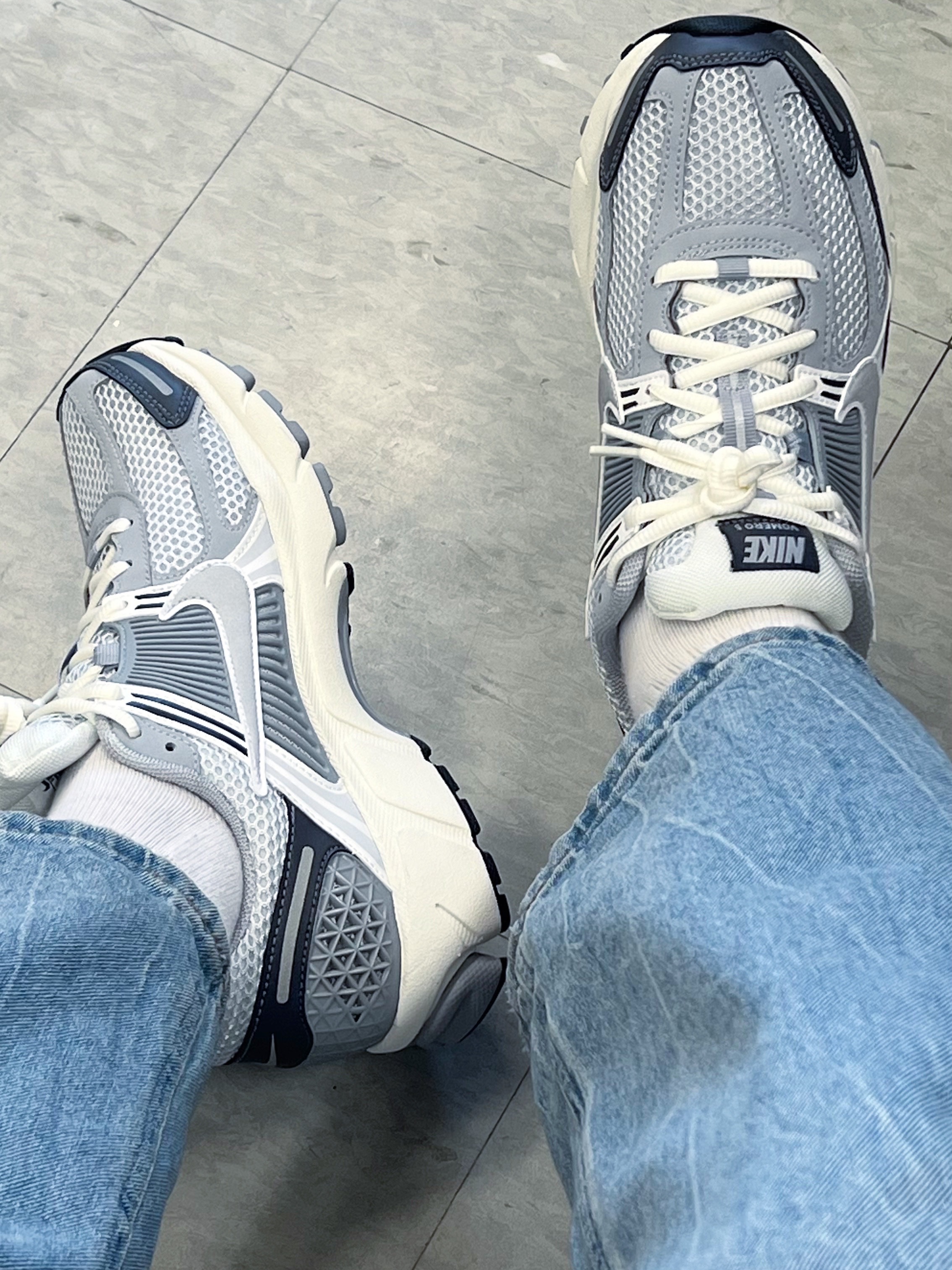 (W) Nike Zoom Vomero 5 Pure Platinum Metallic Silver 착용 스타일