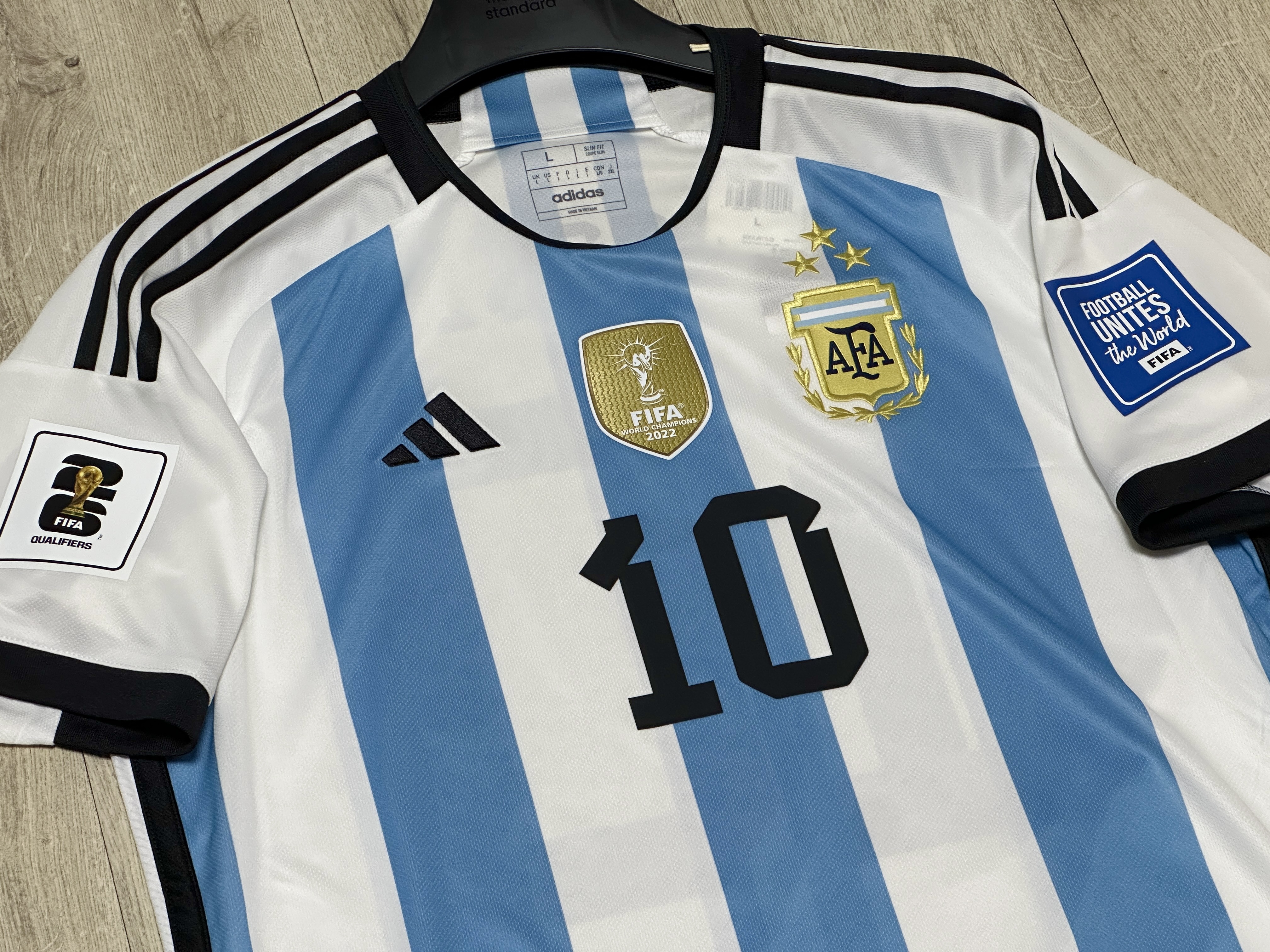 Adidas Argentina Home Jersey 2022 Winners 3-Star White Light Blue - US Sizing (Non Marking Ver.) 착용 스타일 - 1