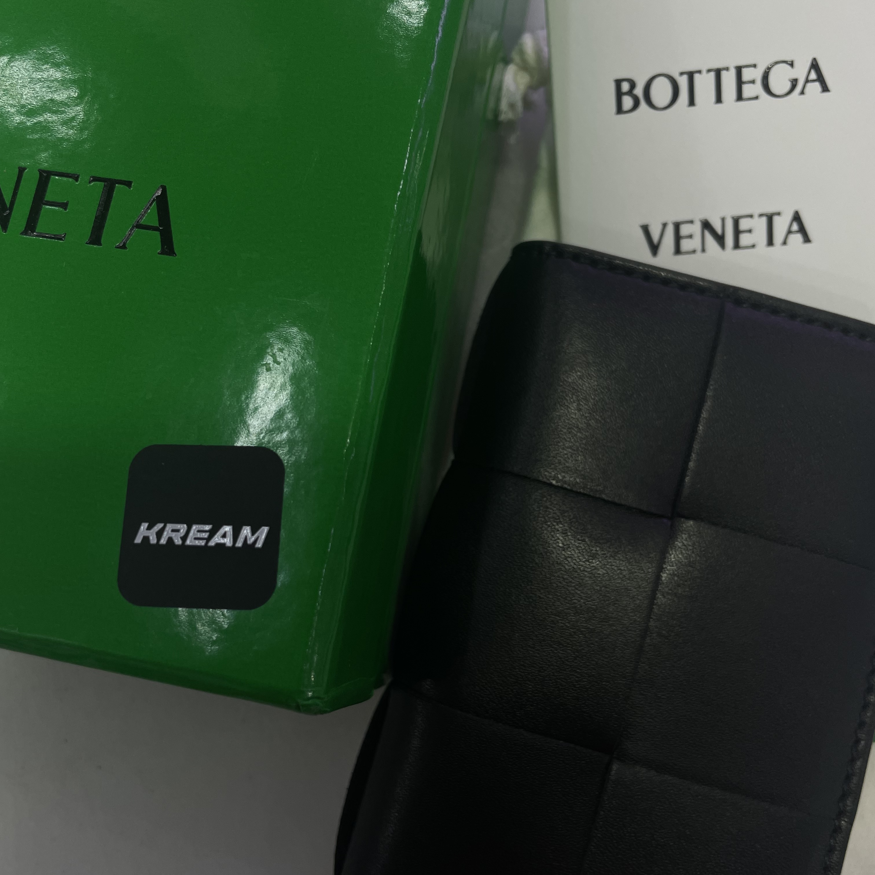 Bottega Veneta Flap Card Case Black 착용 스타일